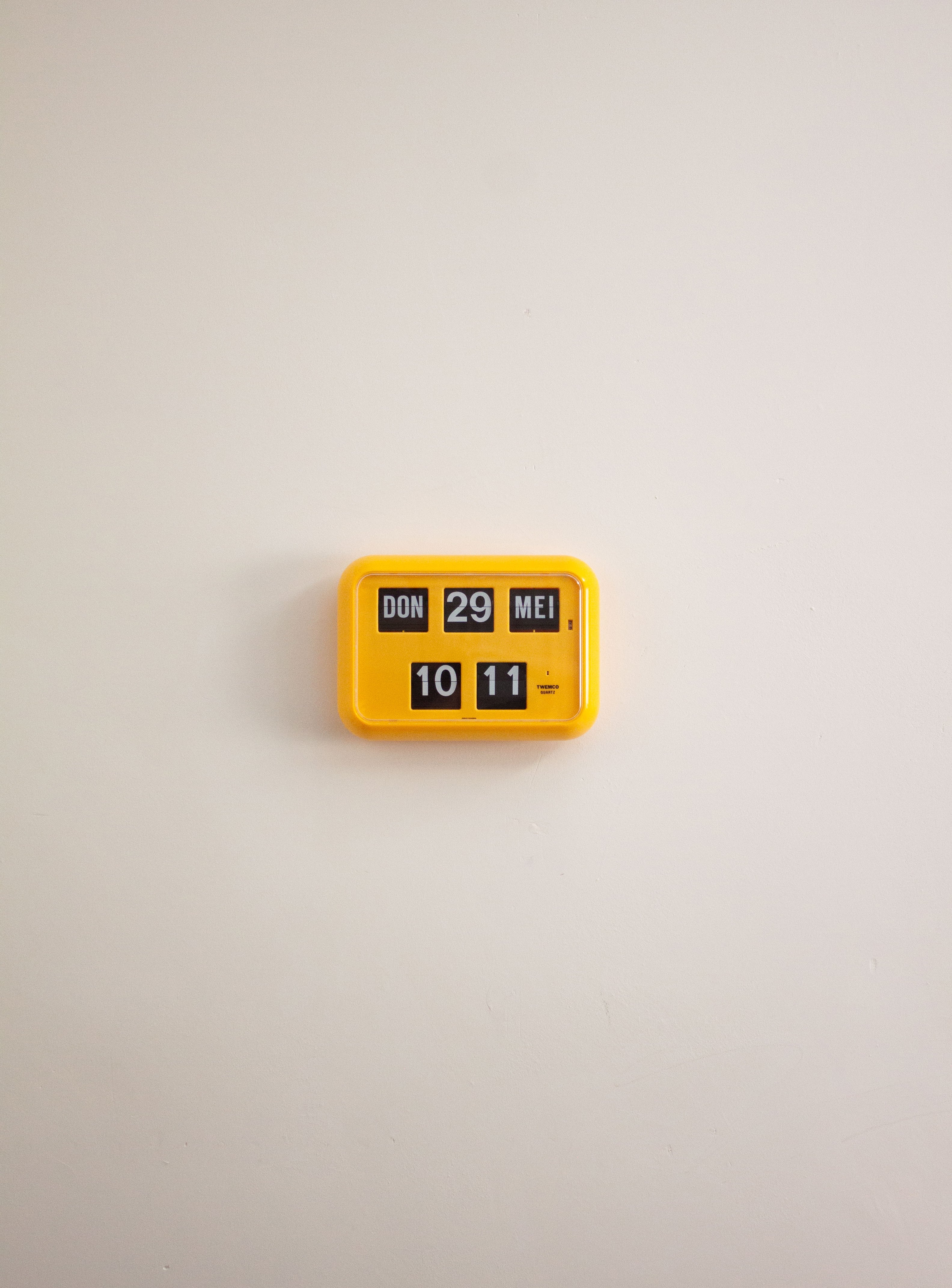 Twemco QD-35 Calendar Flip Clock (Yellow) – JUKI AMSTERDAM