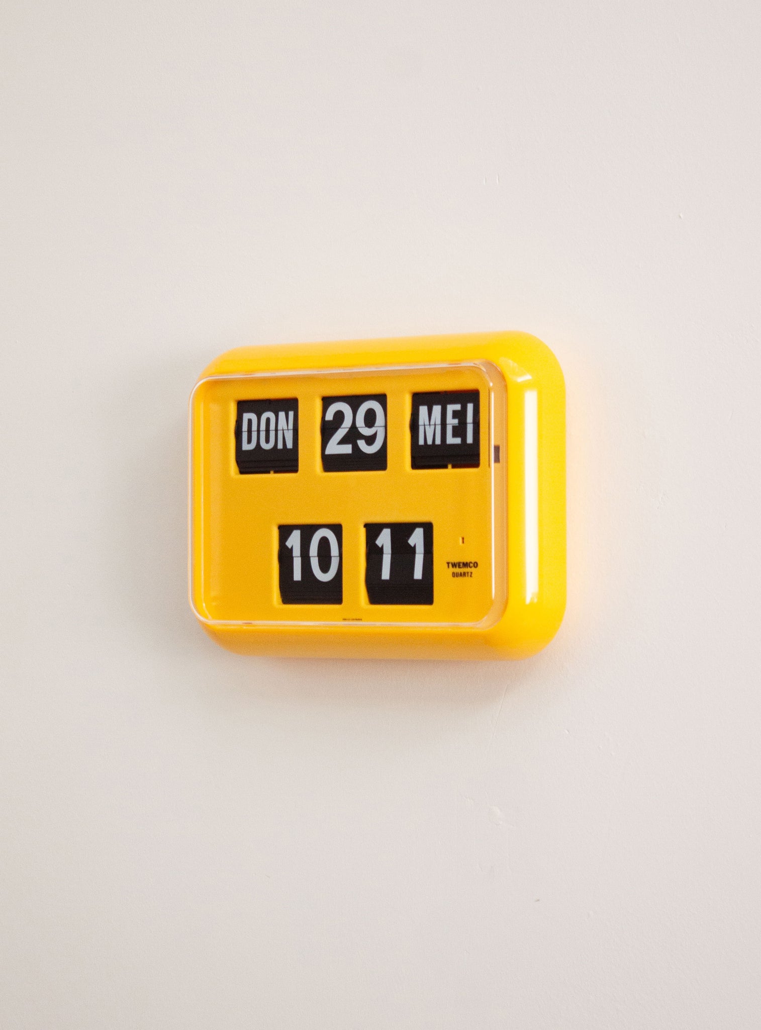 Twemco QD-35 Calendar Flip Clock (Yellow)