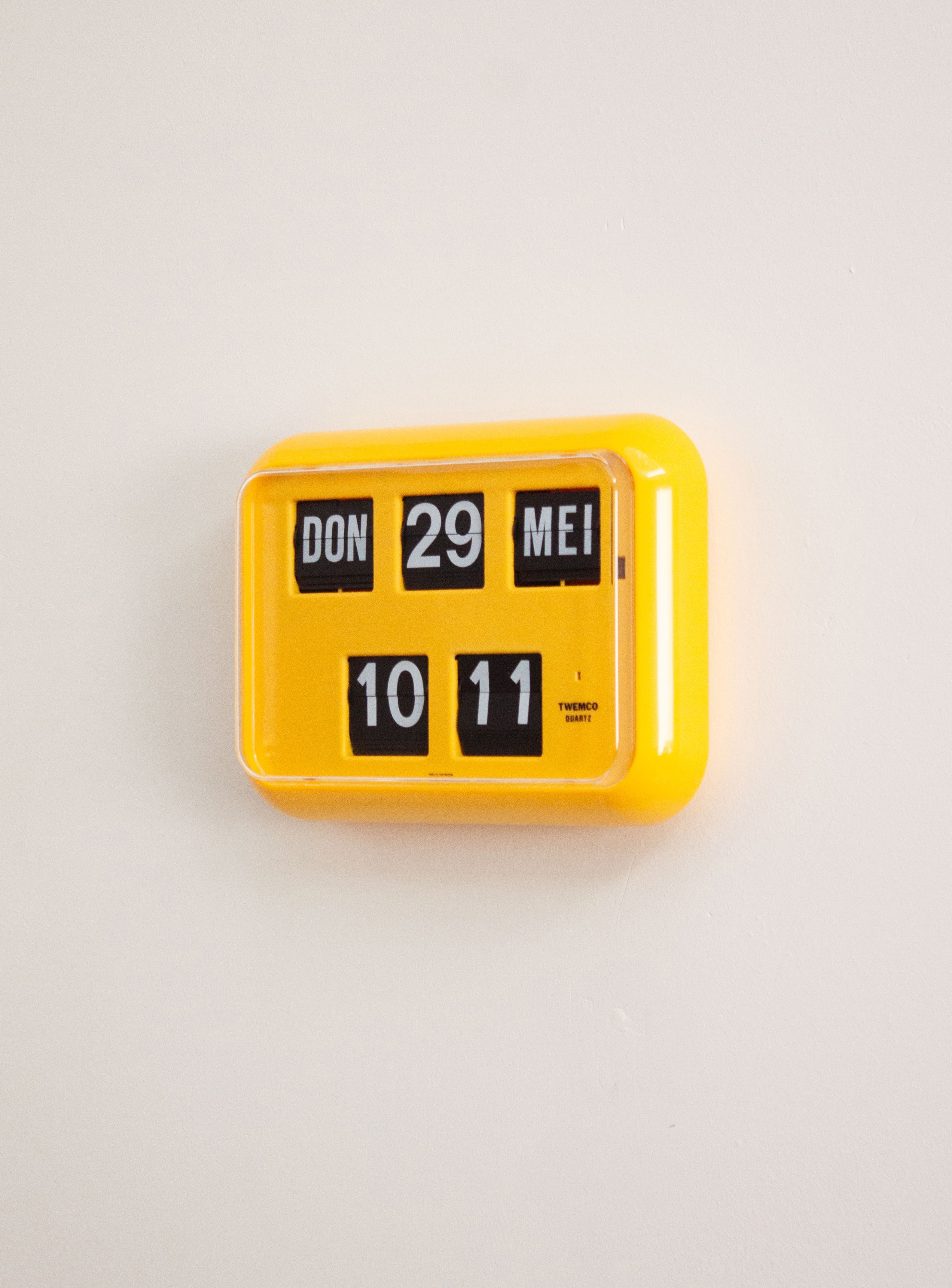 Twemco QD-35 Calendar Flip Clock (Yellow) – JUKI AMSTERDAM