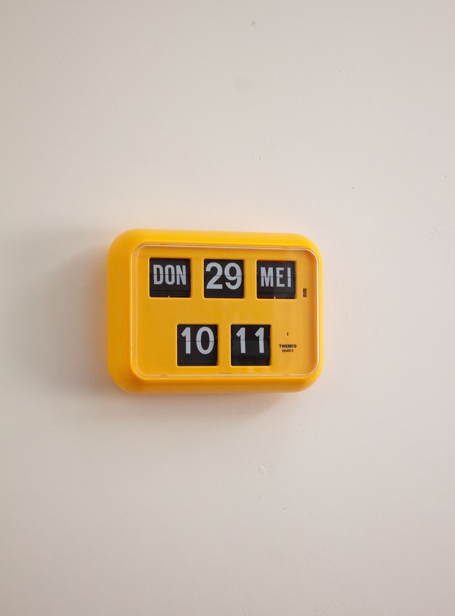 Twemco QD-35 Calendar Flip Clock (Yellow)