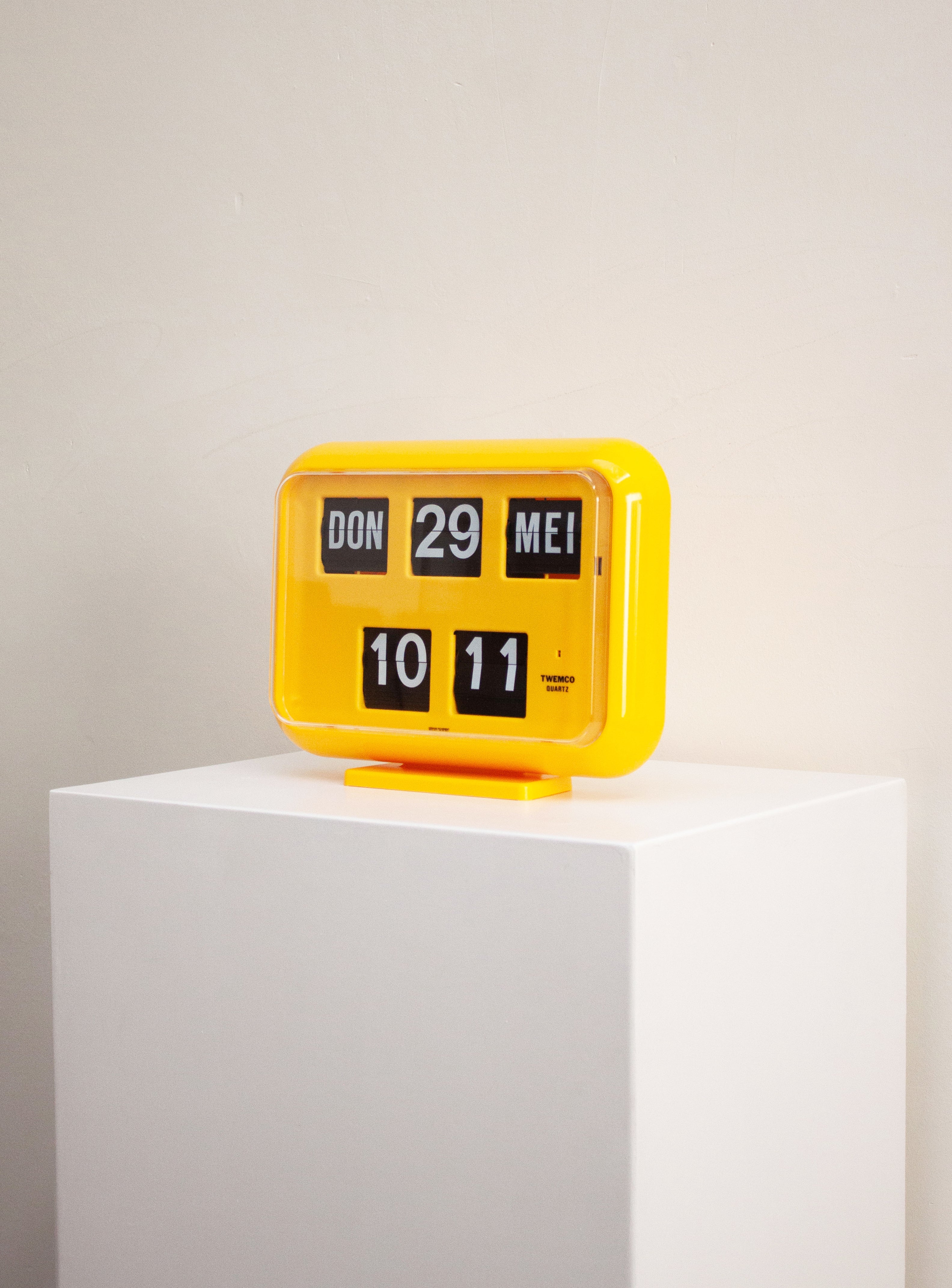 Twemco QD-35 Calendar Flip Clock (Yellow) – JUKI AMSTERDAM