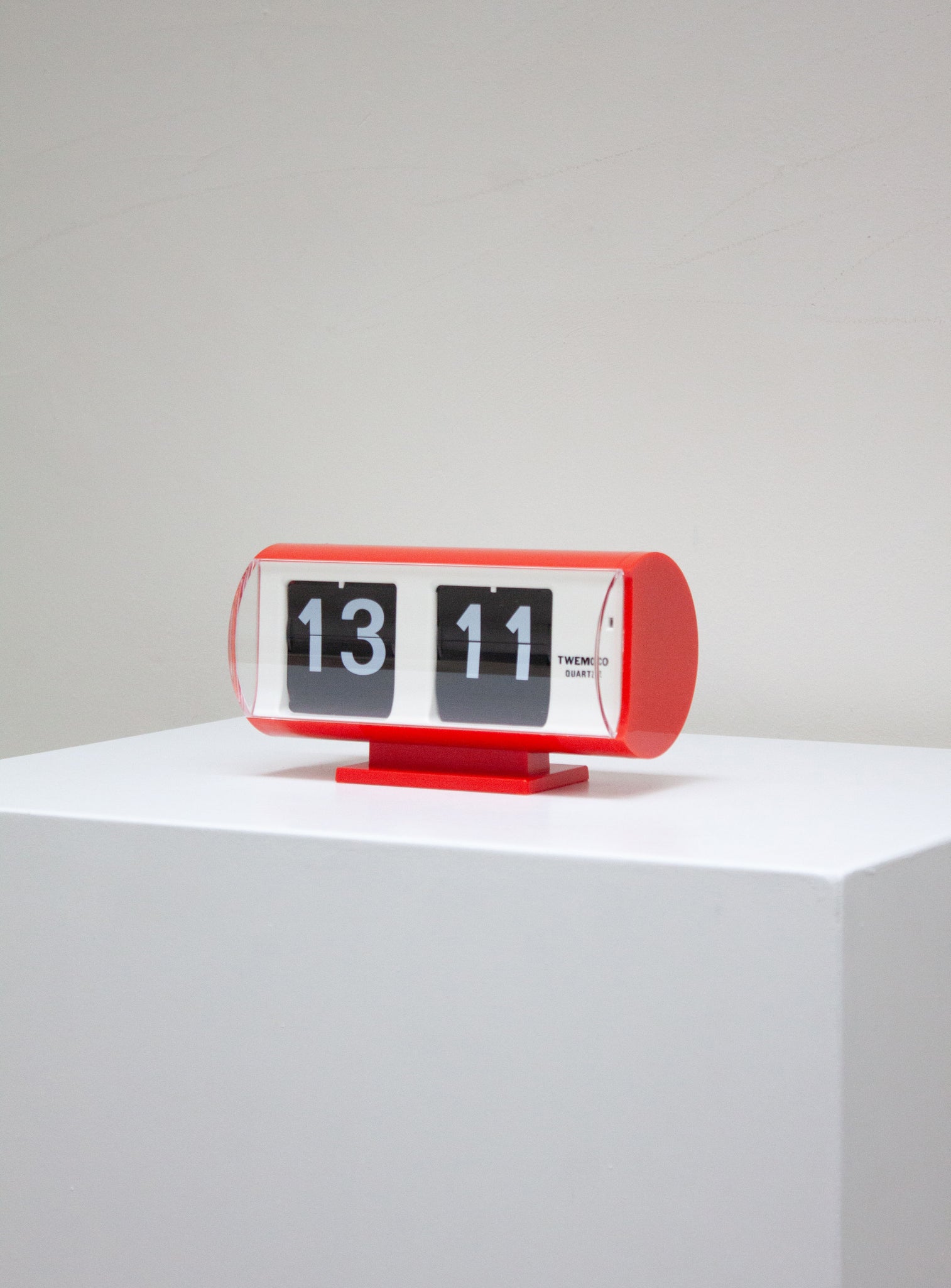 Twemco QT-30T Flip Clock (Red)
