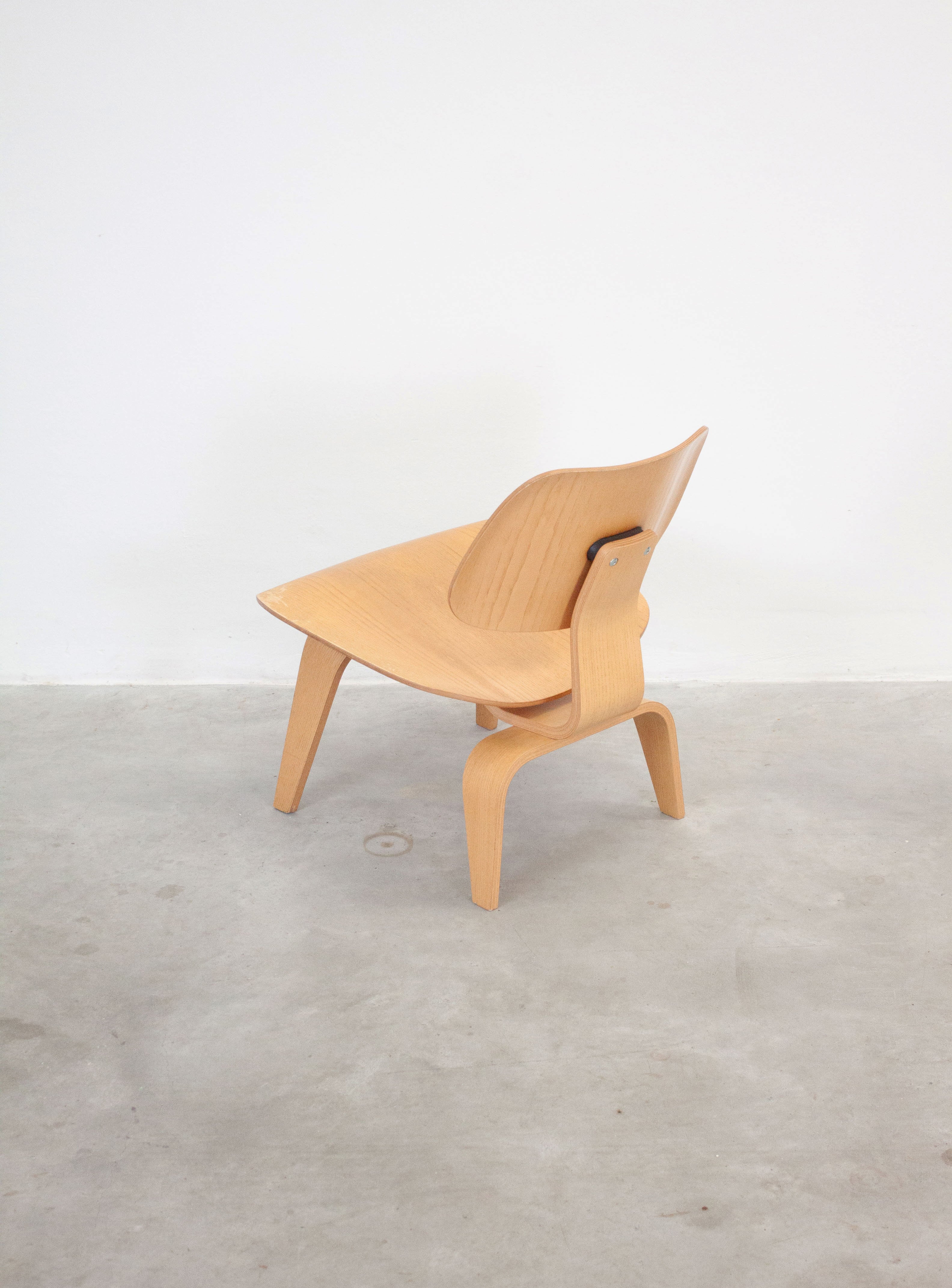 Vitra LCW Lounge Chair by Charles & Ray Eames – JUKI AMSTERDAM