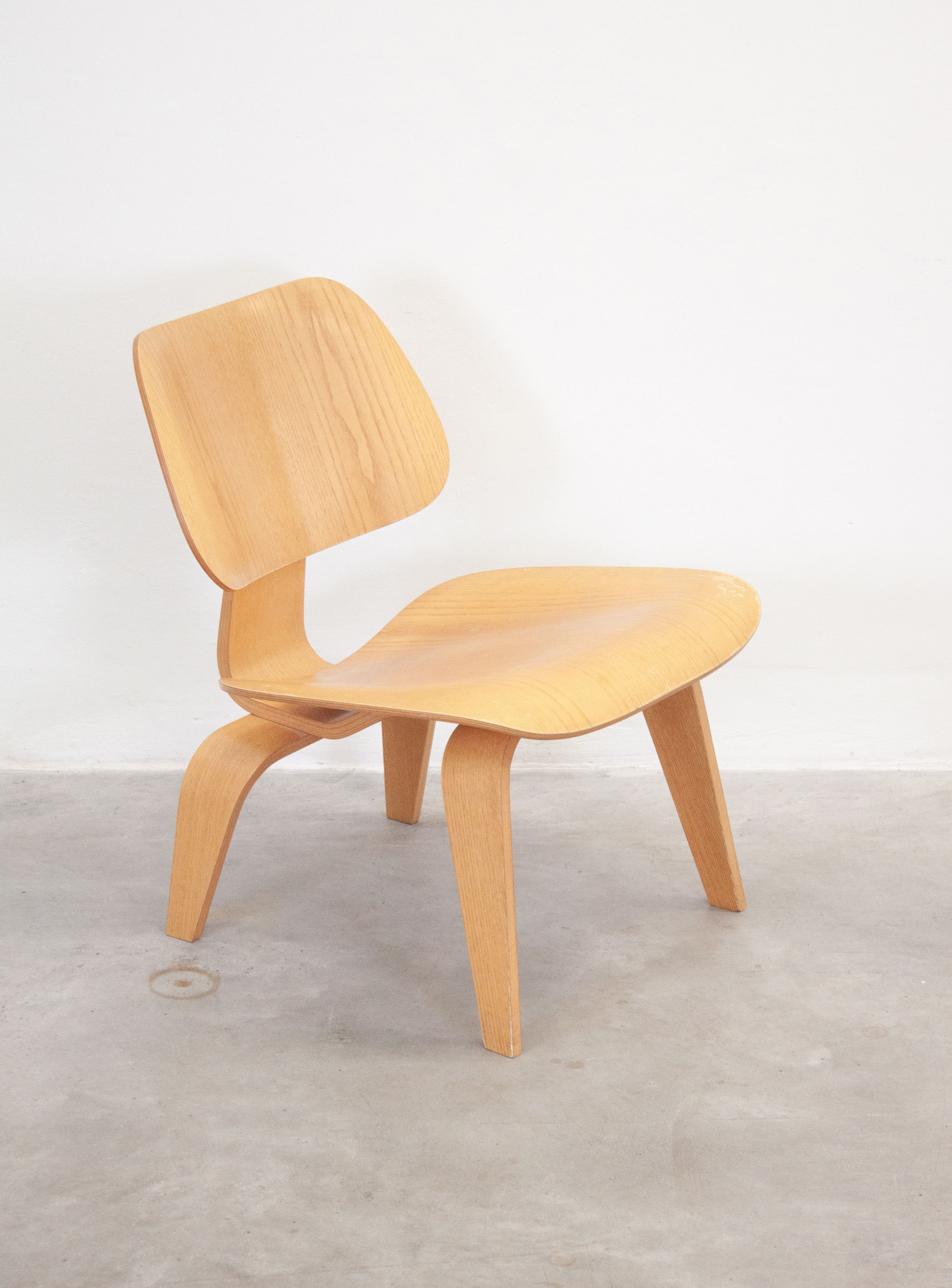 Vitra LCW Lounge Chair by Charles & Ray Eames – JUKI AMSTERDAM