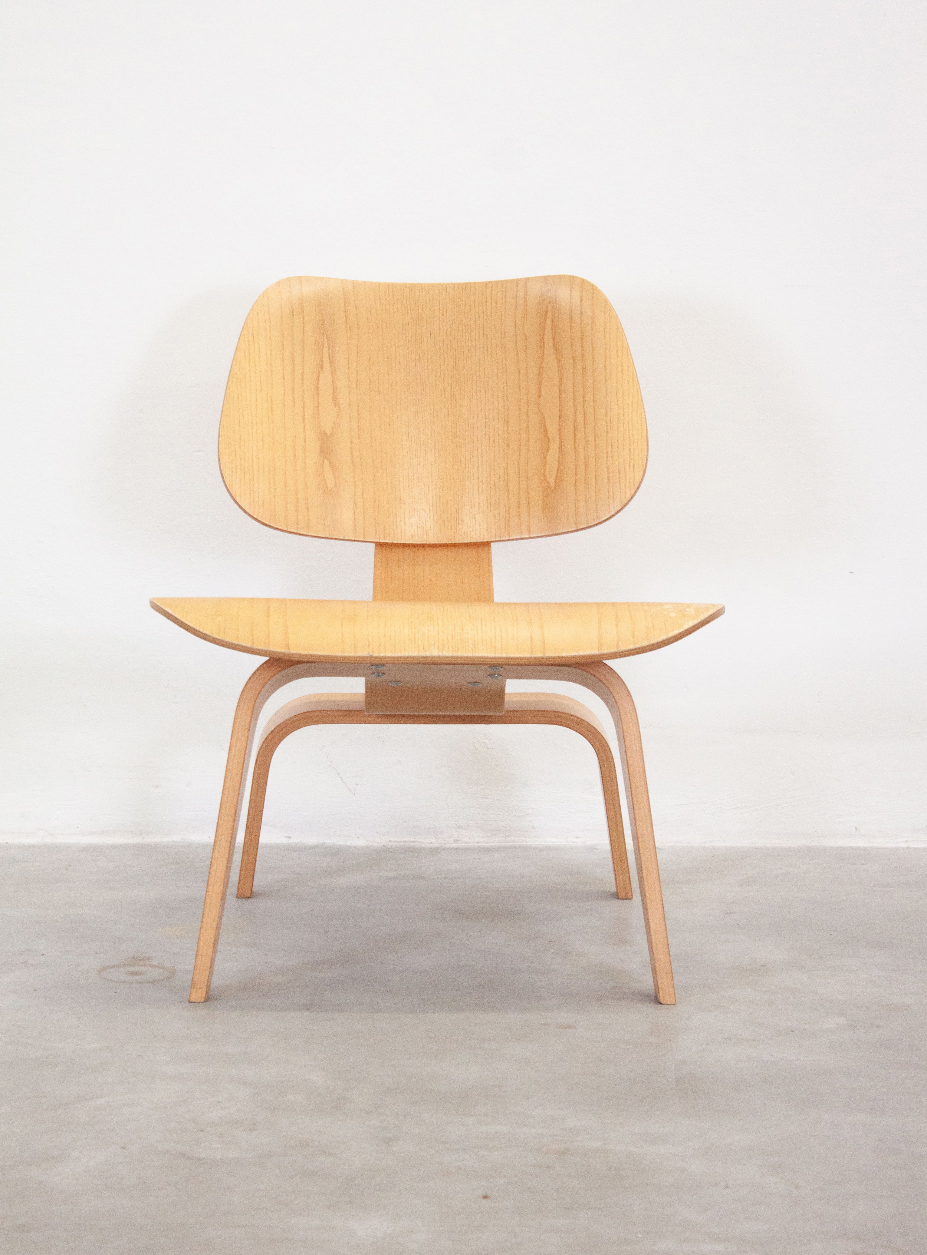Vitra LCW Lounge Chair by Charles & Ray Eames – JUKI AMSTERDAM
