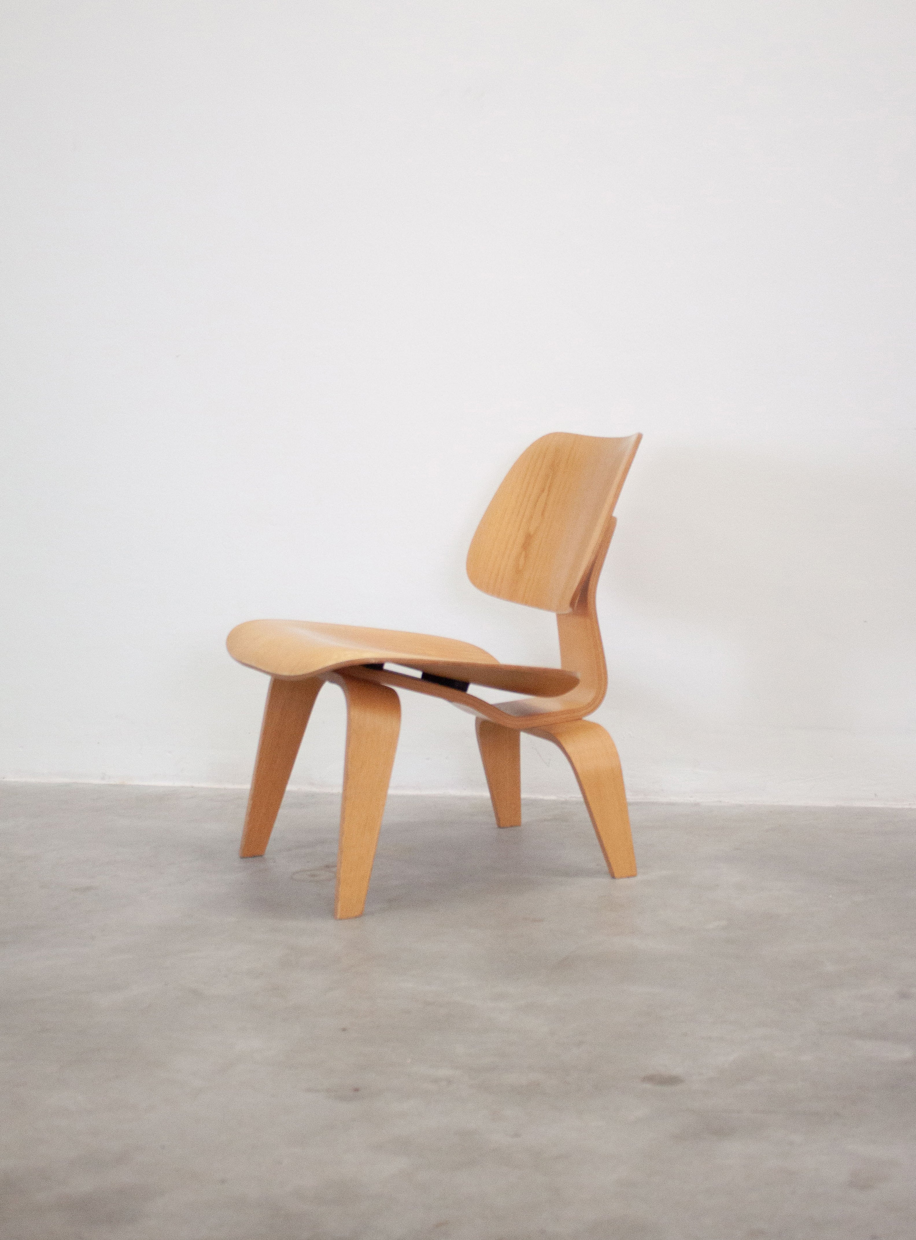 Vitra LCW Lounge Chair by Charles & Ray Eames – JUKI AMSTERDAM