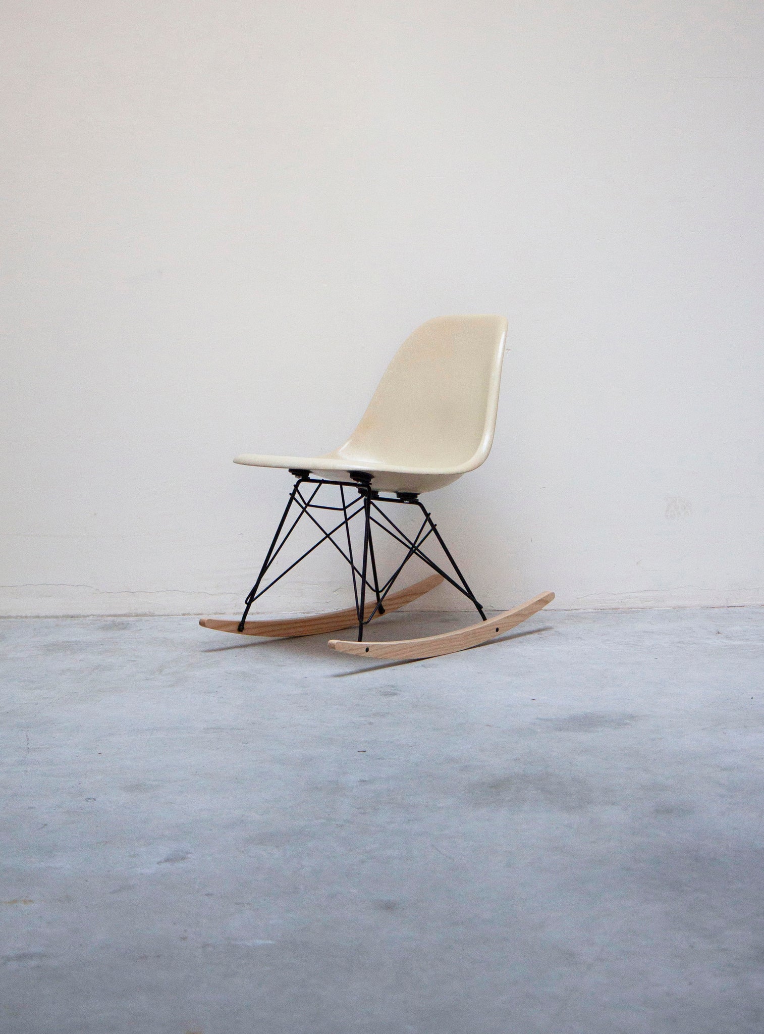 Vitra RSR Rocking Chair by Charles & Ray Eames (Eggshell) | Juki ...