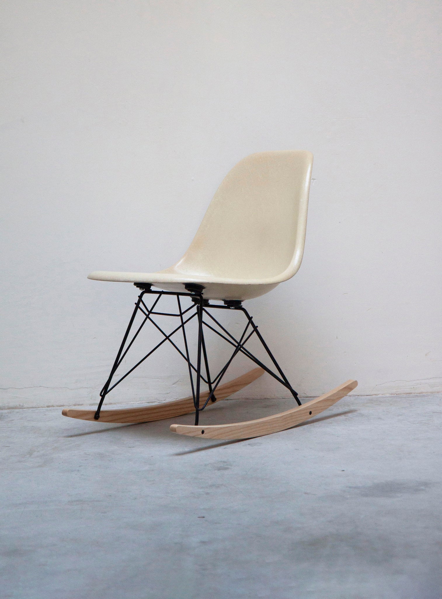 Vitra RSR Rocking Chair by Charles & Ray Eames (Eggshell) | Juki ...