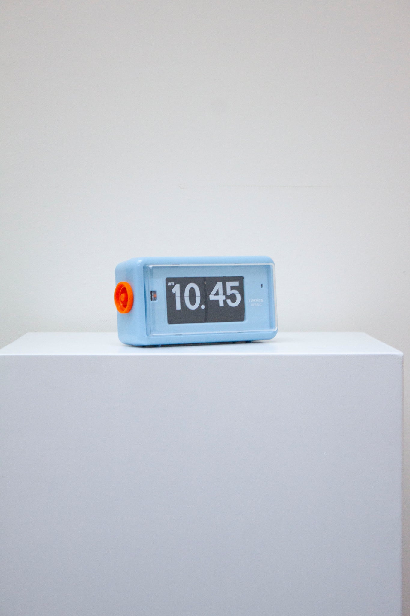 Twemco AL-30 Blue/Orange Alarm Flip Clock | Juki Amsterdam – JUKI