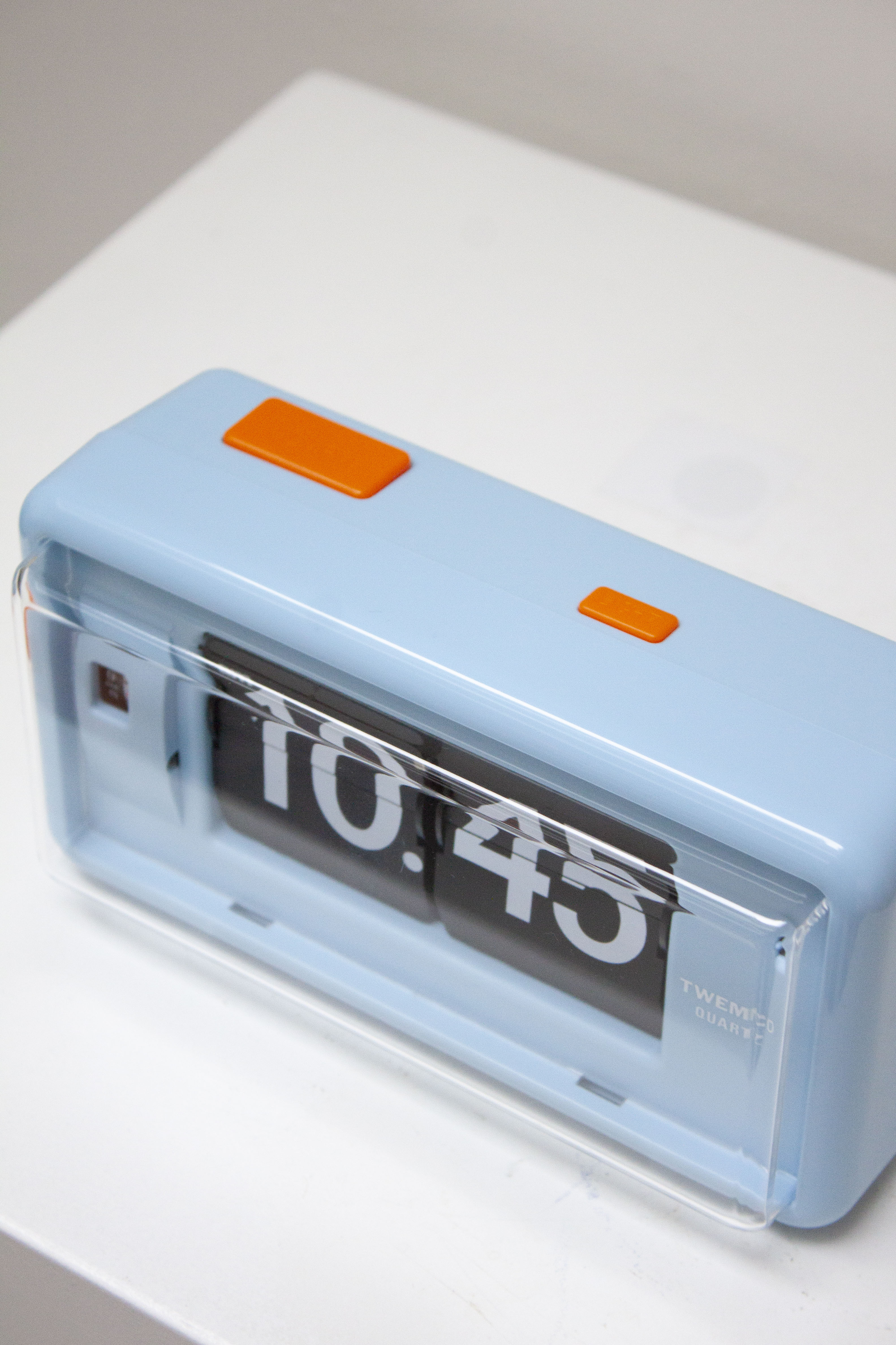 Twemco AL-30 Blue/Orange Alarm Flip Clock | Juki Amsterdam – JUKI