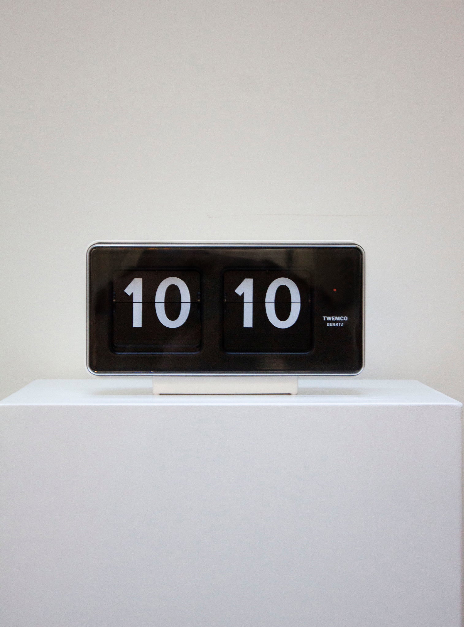 Twemco BQ-50 White/Black Flip Clock | Juki Amsterdam – JUKI AMSTERDAM