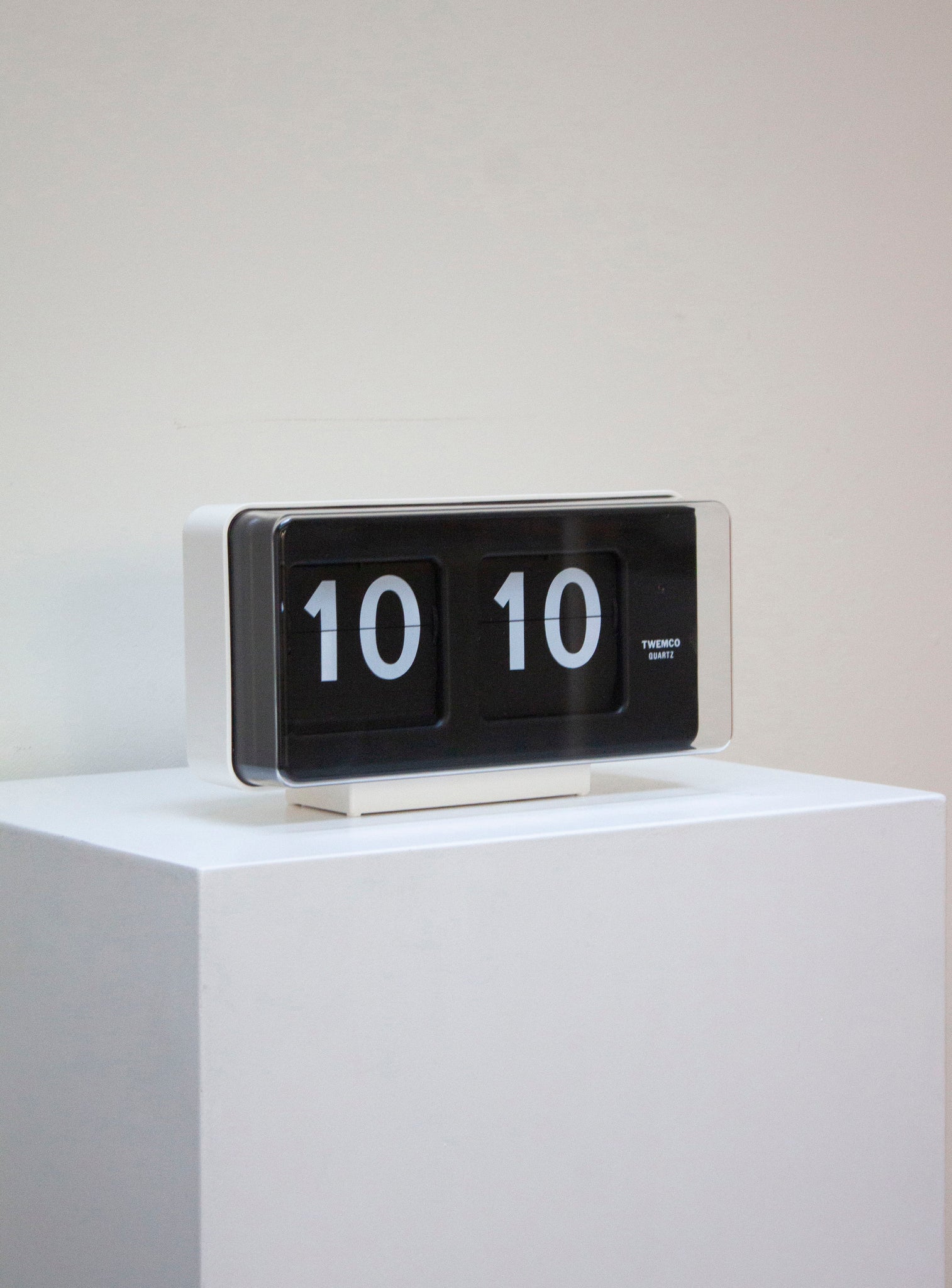 Twemco BQ-50 White/Black Flip Clock | Juki Amsterdam – JUKI AMSTERDAM