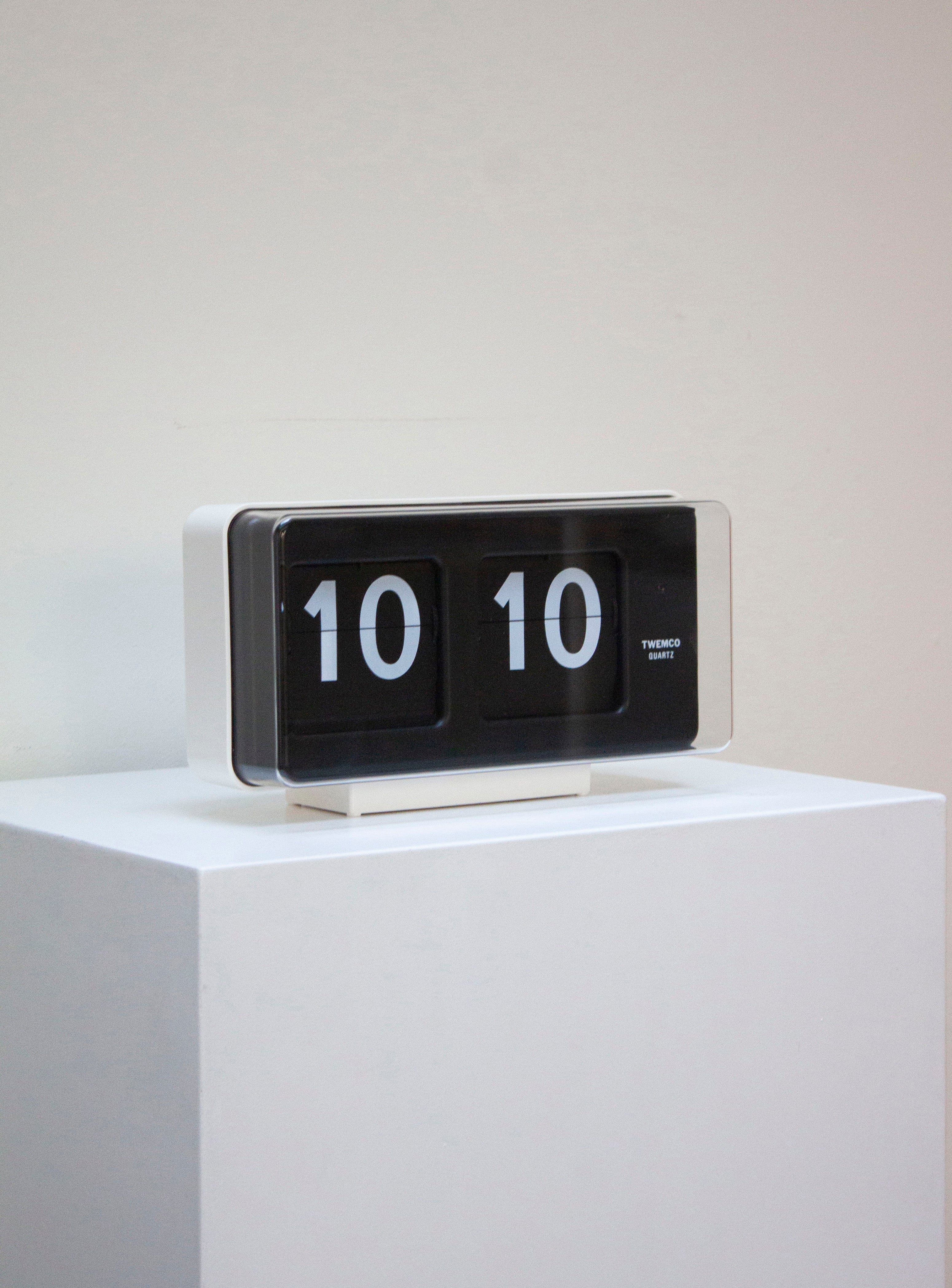 Twemco BQ-50 White/Black Flip Clock | Juki Amsterdam – JUKI AMSTERDAM