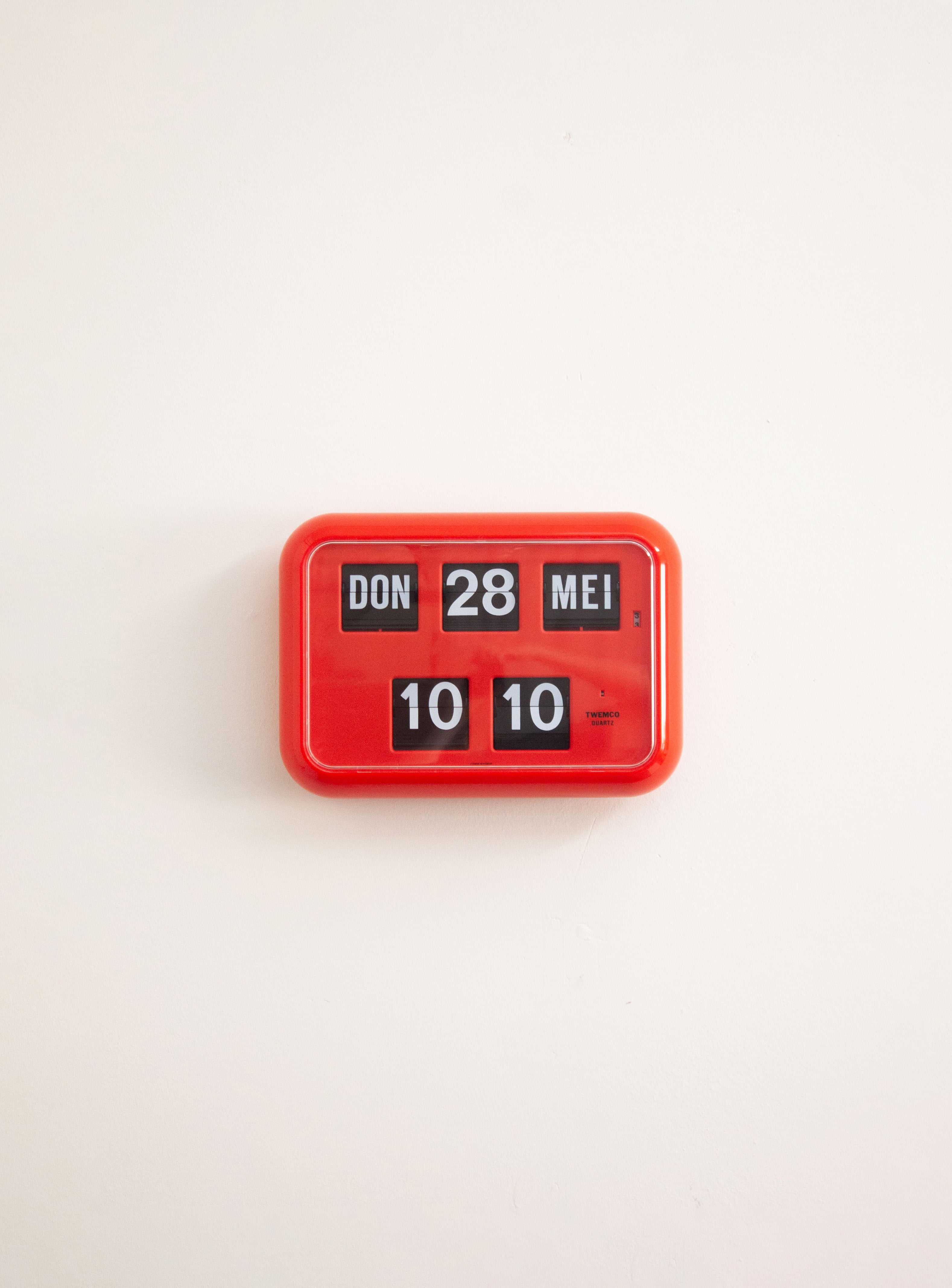 Twemco QD-35 Red Calendar Flip Clock | Juki Amsterdam – JUKI AMSTERDAM