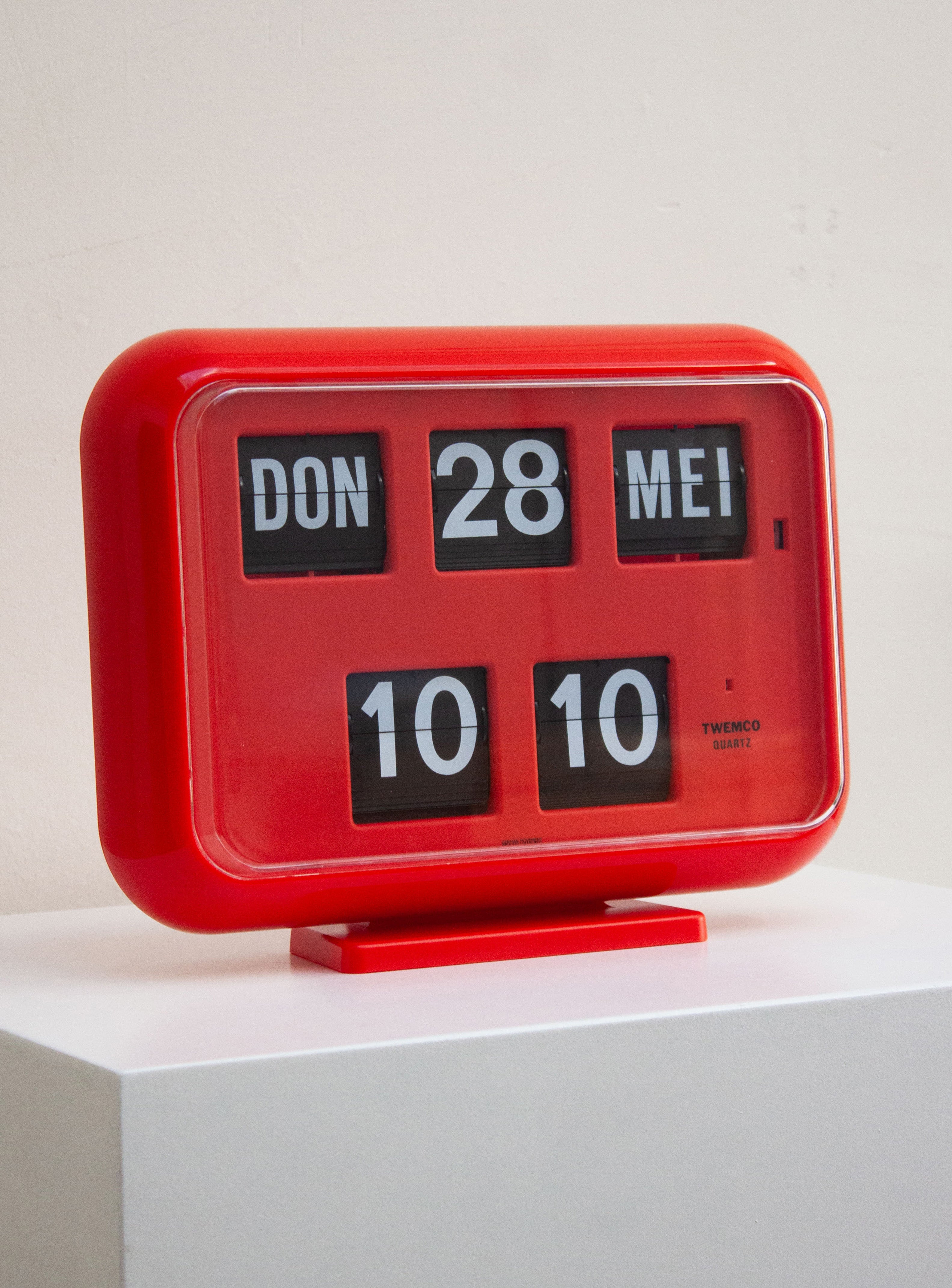 Twemco QD-35 Red Calendar Flip Clock | Juki Amsterdam – JUKI AMSTERDAM