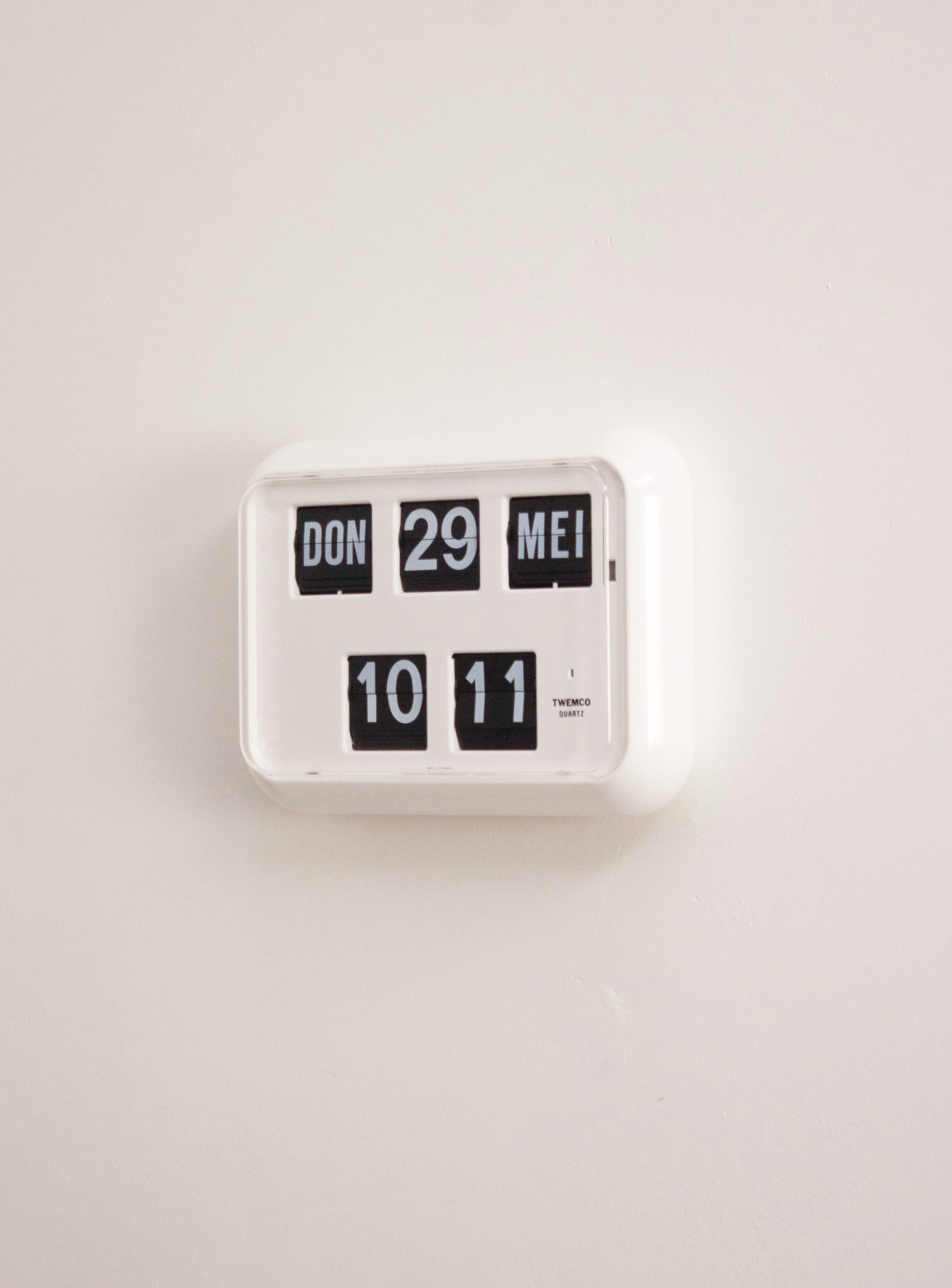 Twemco QD-35 White Calendar Flip Clock | Juki Amsterdam – JUKI