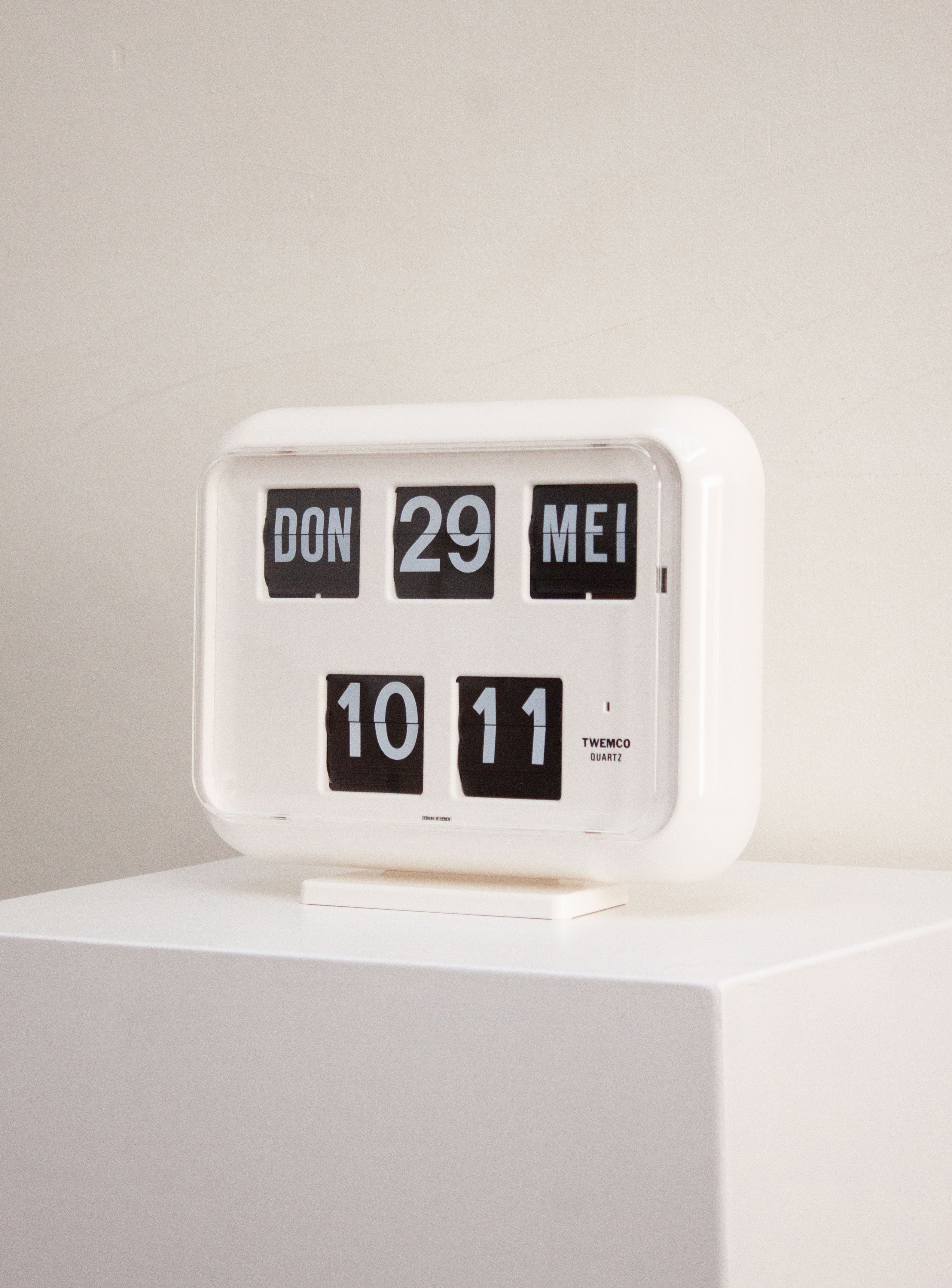 twemco-qd35-calendar-flip-