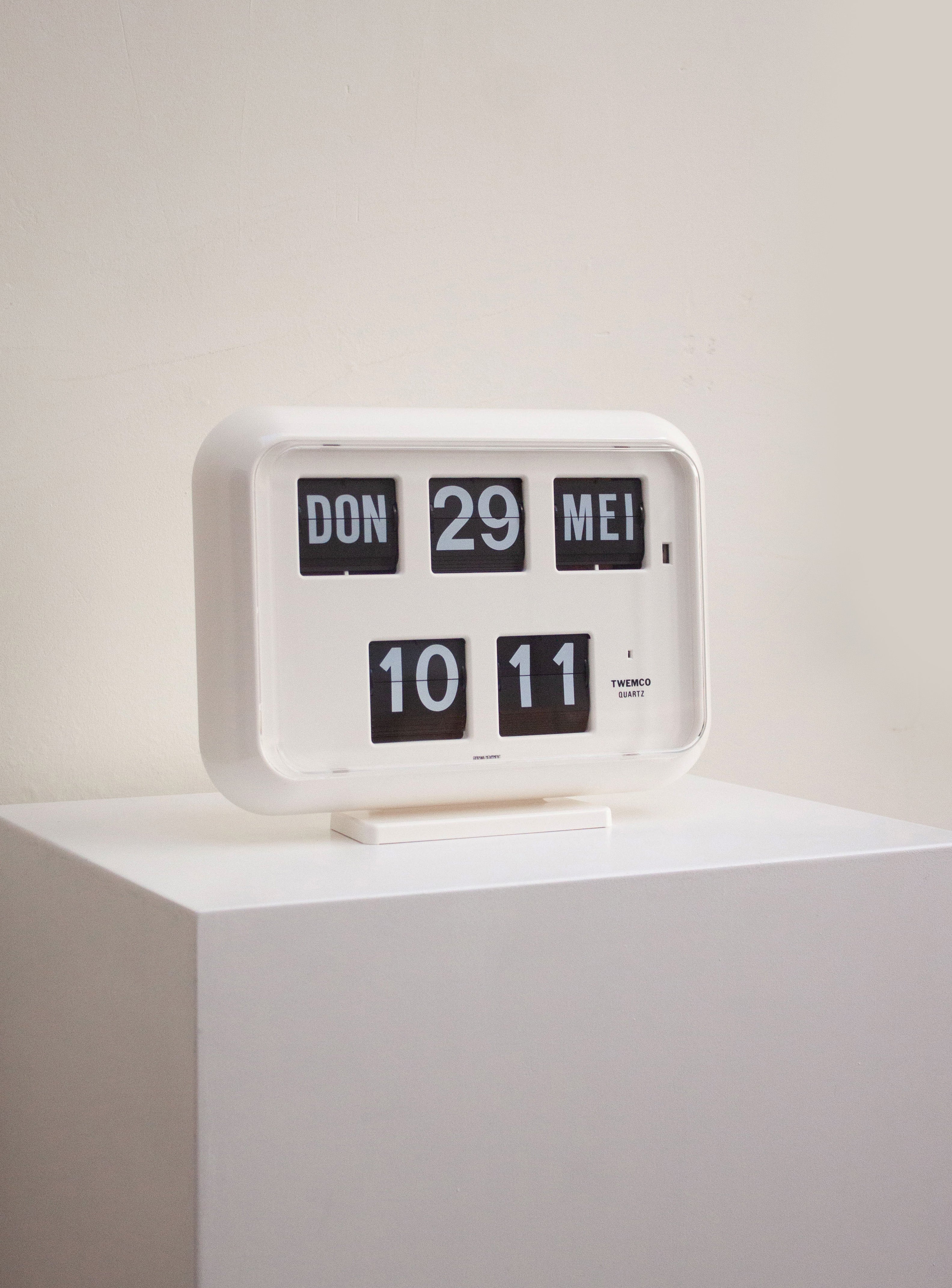 twemco-qd35-calendar-flip-