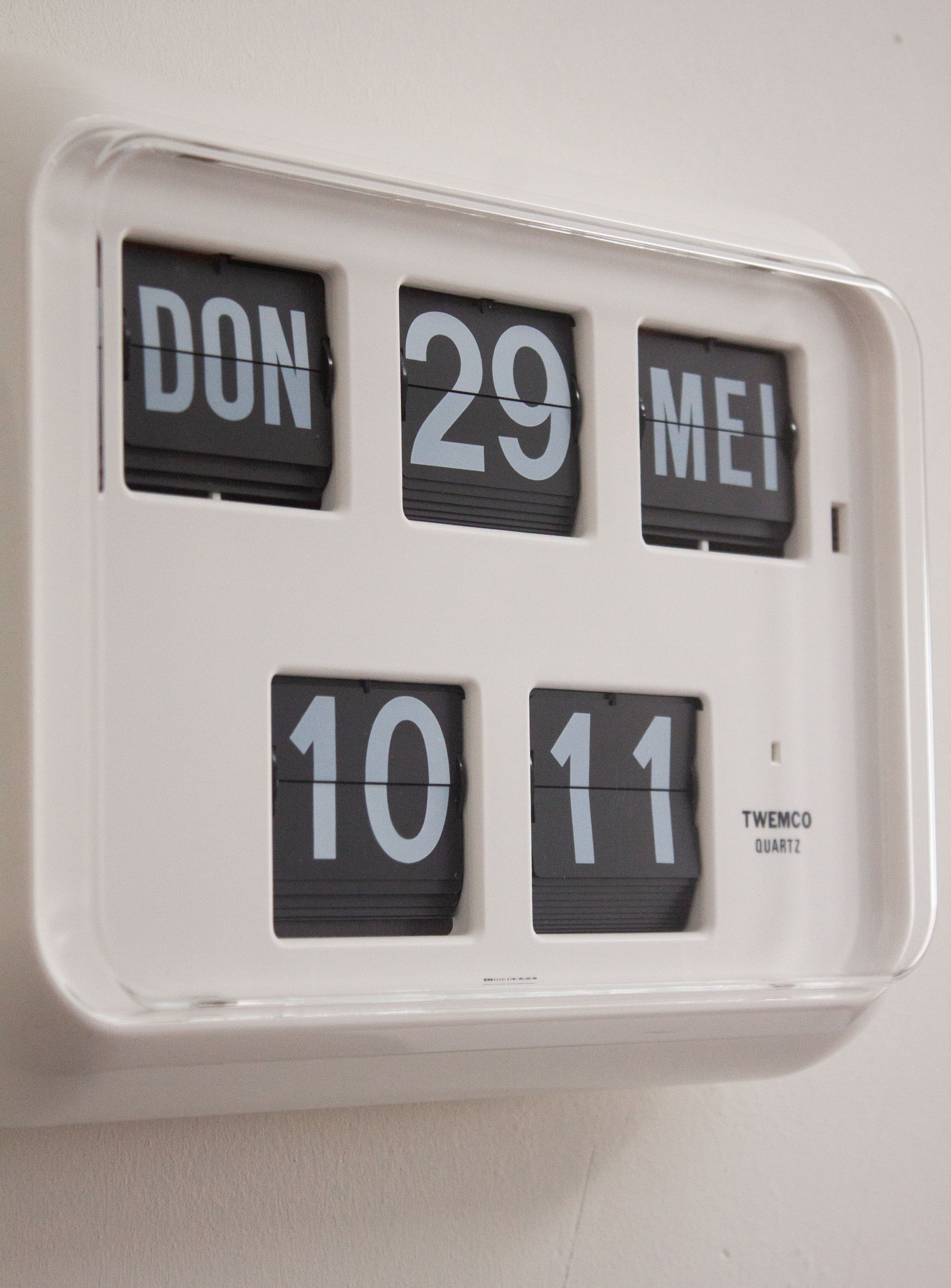 Twemco QD-35 White Calendar Flip Clock | Juki Amsterdam – JUKI