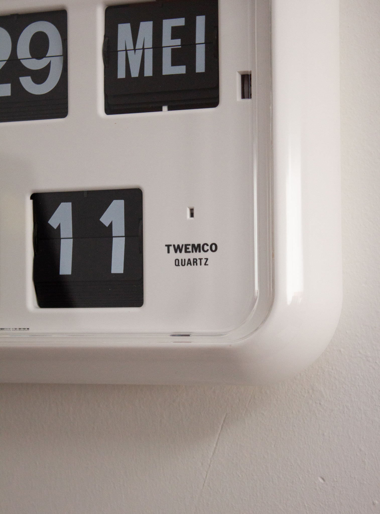 Twemco QD-35 White Calendar Flip Clock | Juki Amsterdam – JUKI
