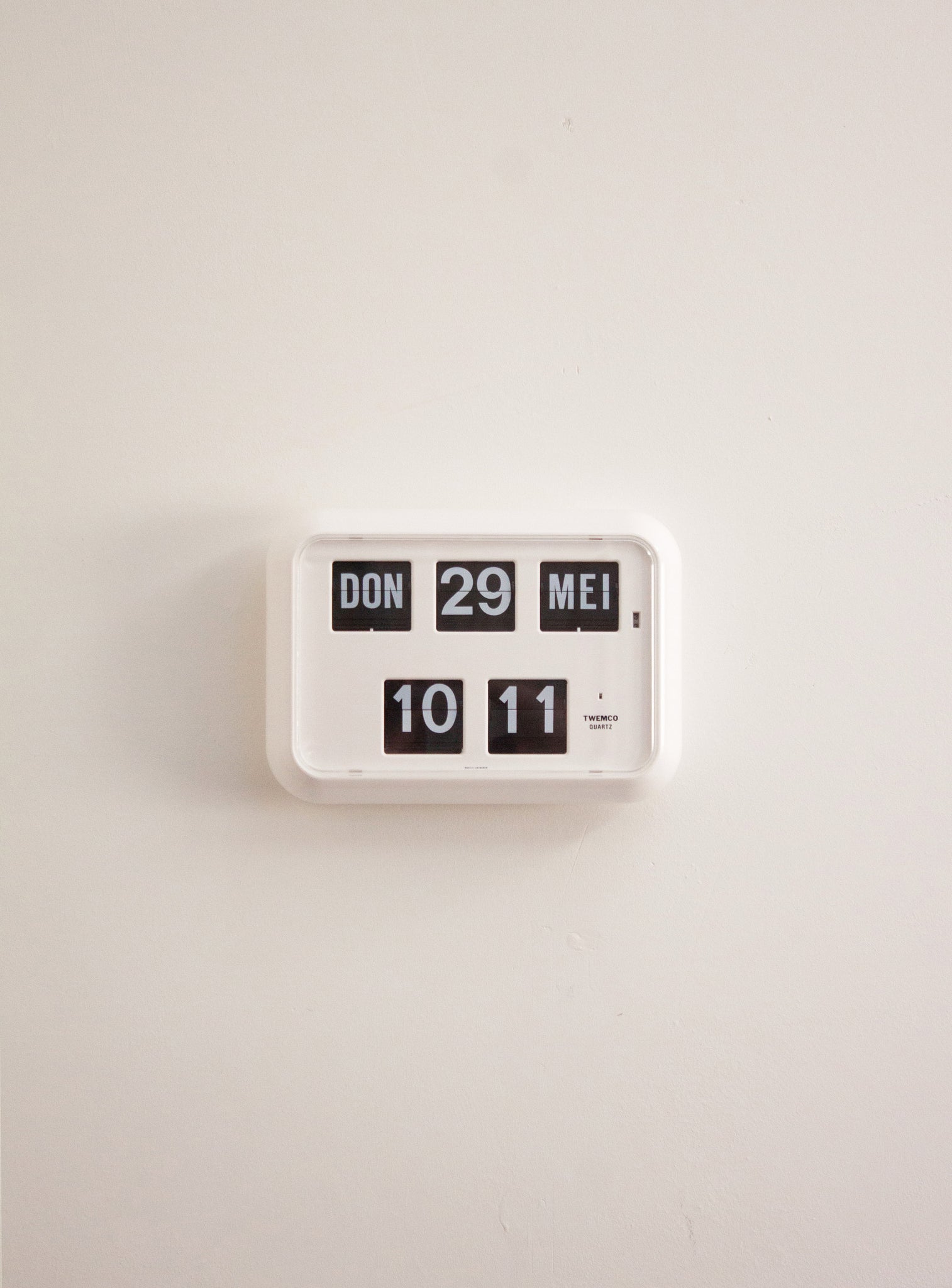 Twemco QD-35 White Calendar Flip Clock | Juki Amsterdam – JUKI