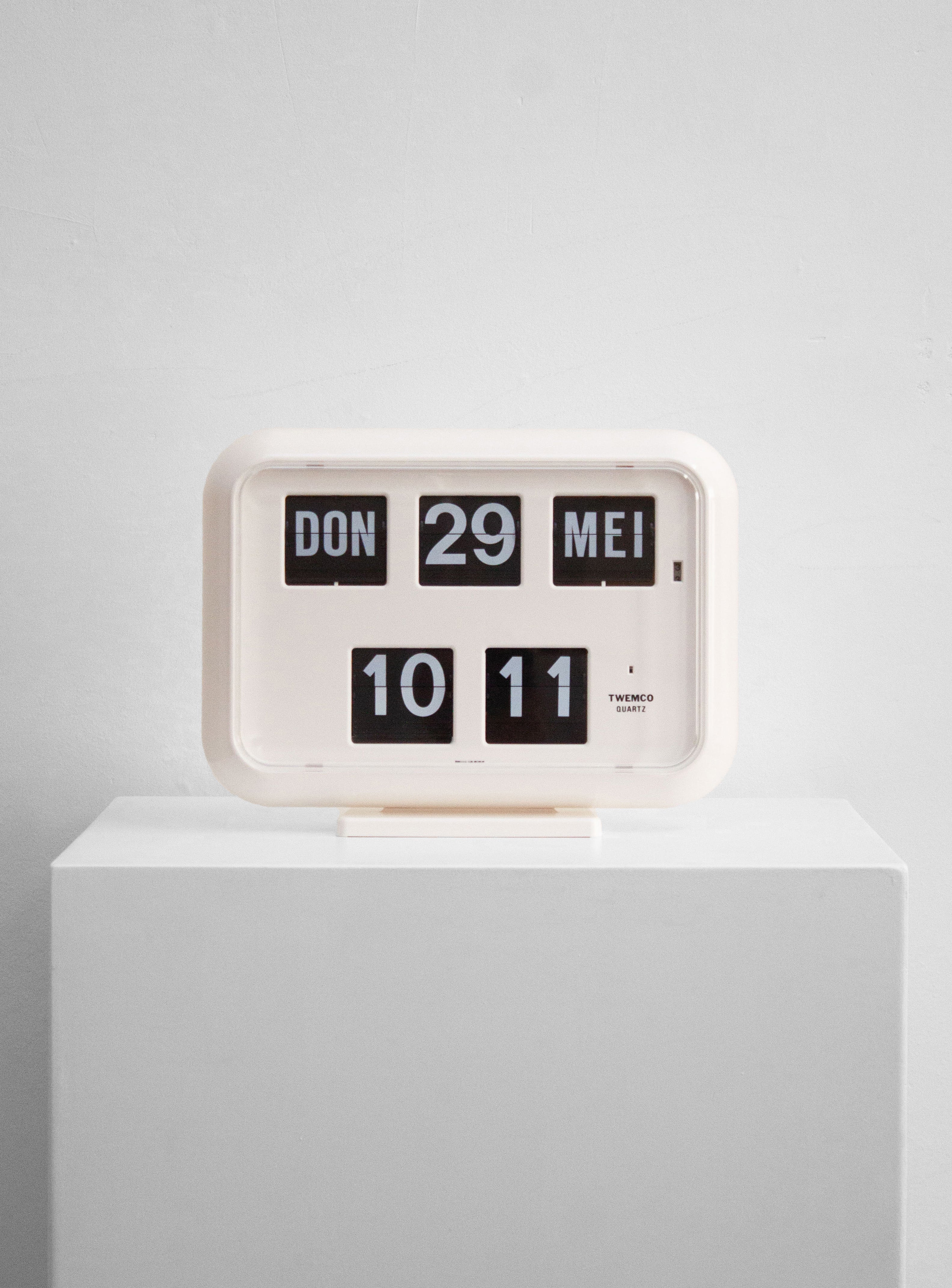 twemco-qd35-calendar-flip-