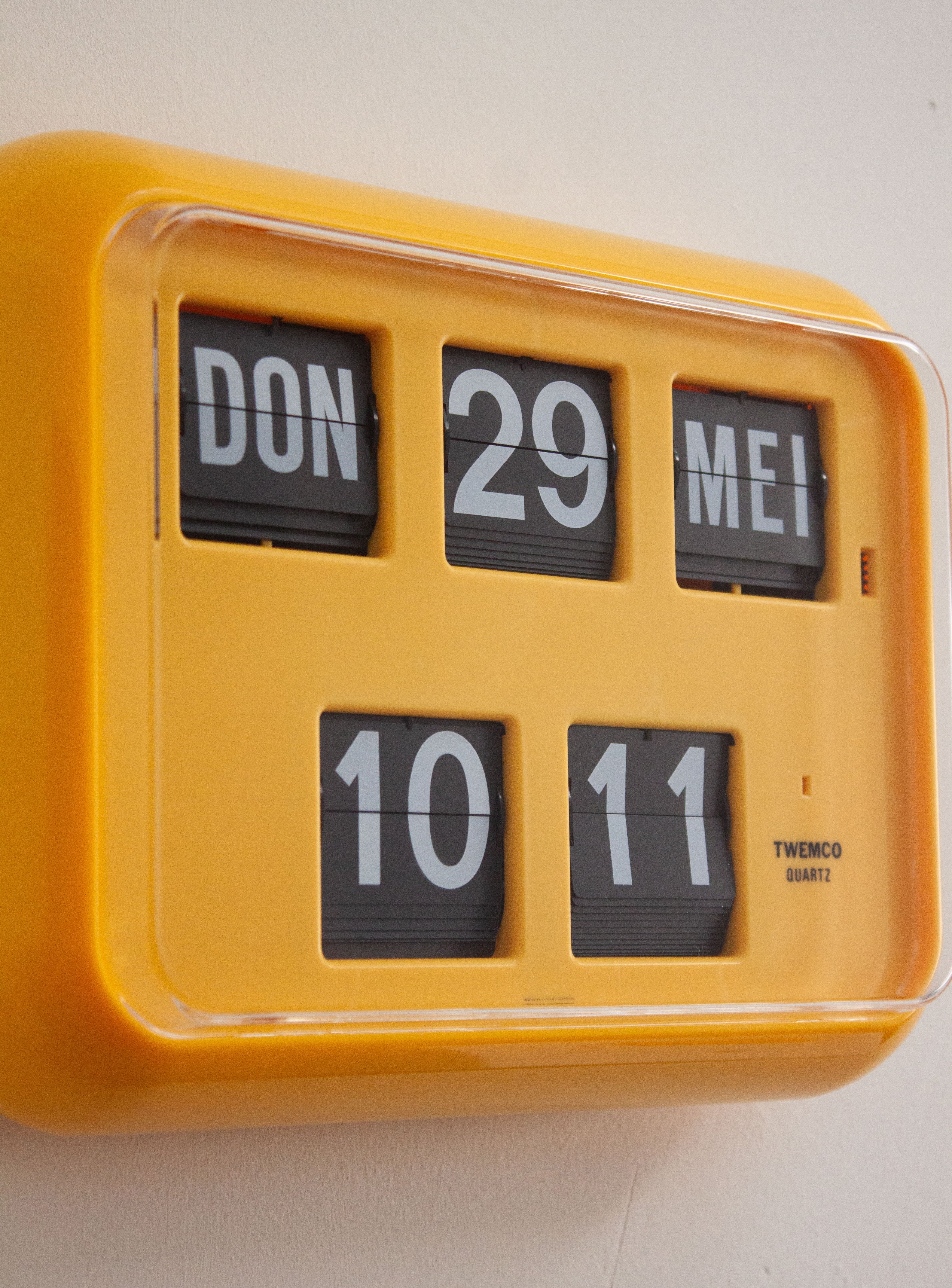 Twemco QD-35 Yellow Calendar Flip Clock | Juki Amsterdam – JUKI