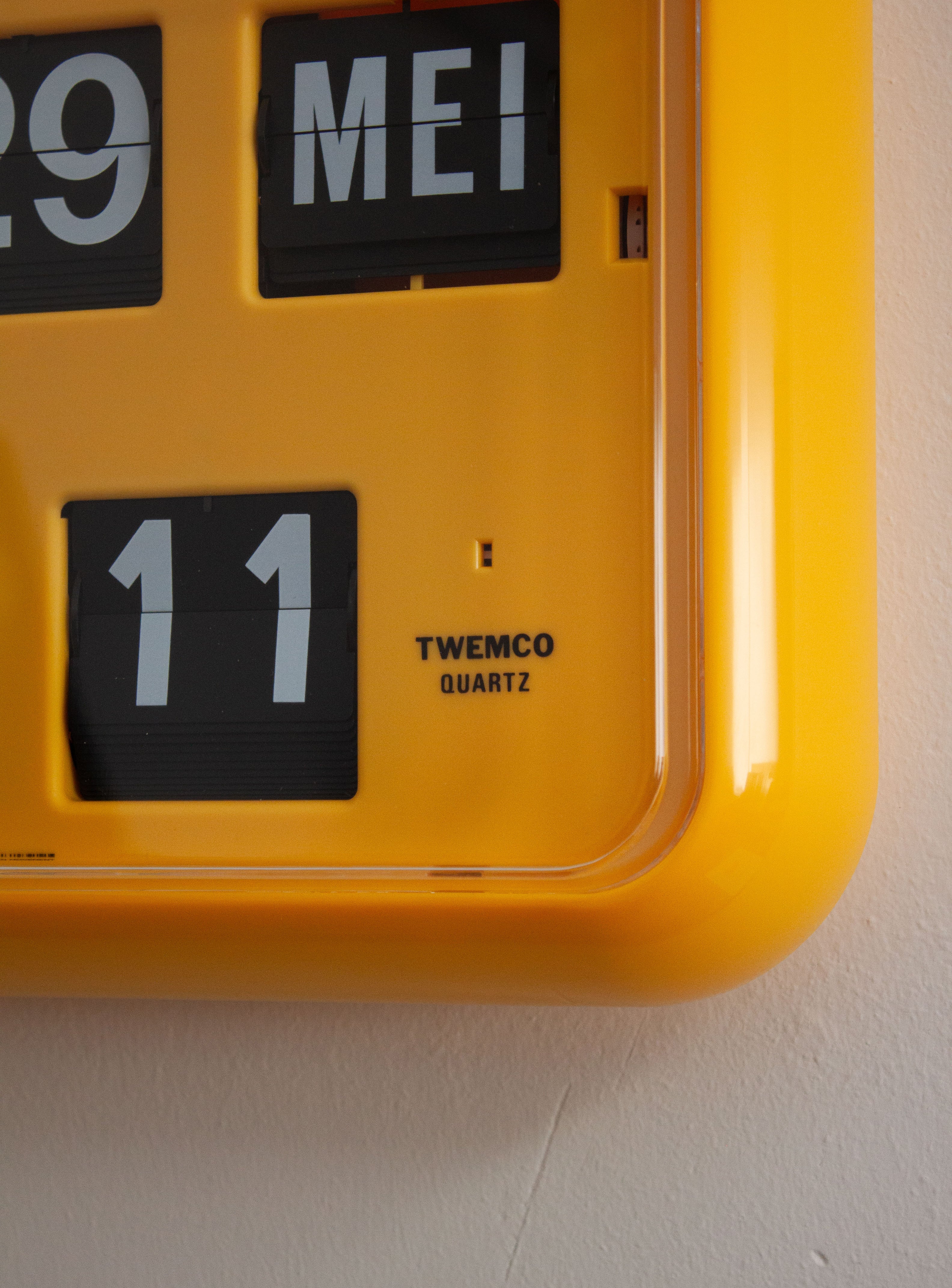 Twemco QD-35 Yellow Calendar Flip Clock | Juki Amsterdam – JUKI