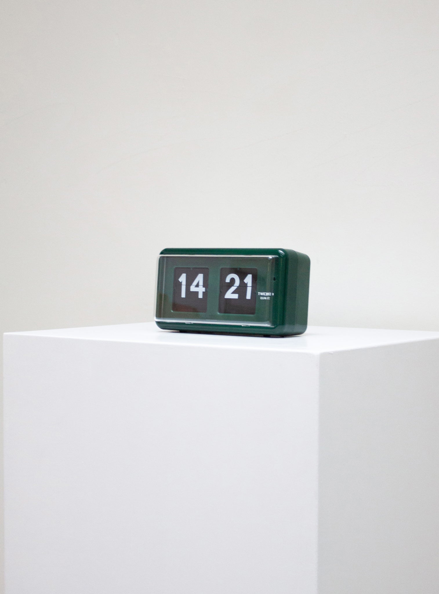 Twemco QT-30 Green Flip Clock | Juki Amsterdam – JUKI AMSTERDAM