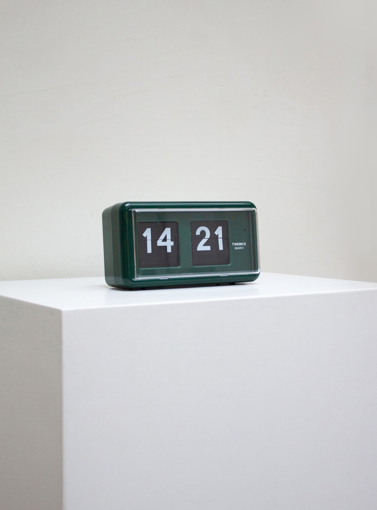 Twemco QT-30 Green Flip Clock | Juki Amsterdam – JUKI AMSTERDAM