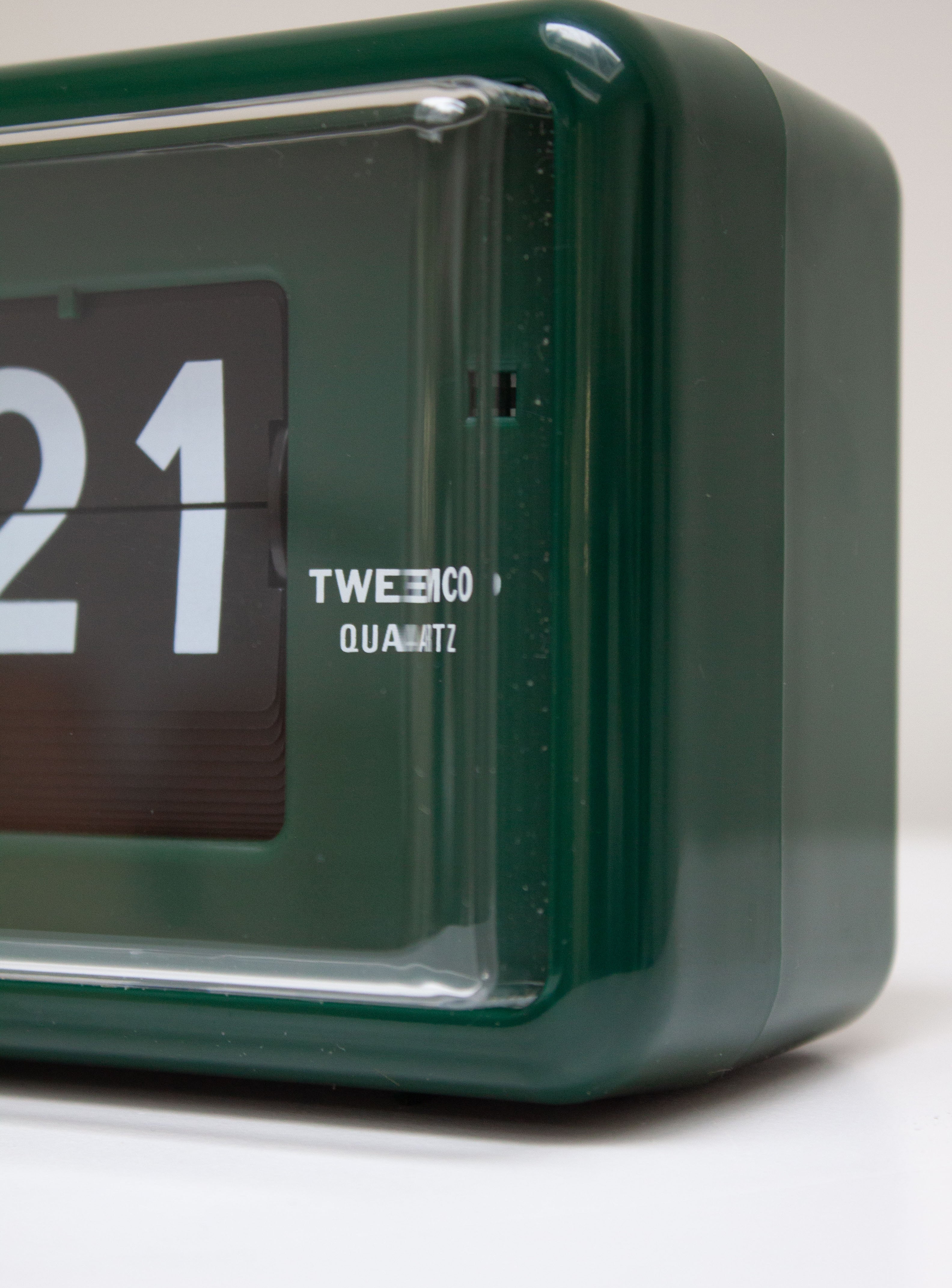 Twemco QT-30 Green Flip Clock | Juki Amsterdam – JUKI AMSTERDAM