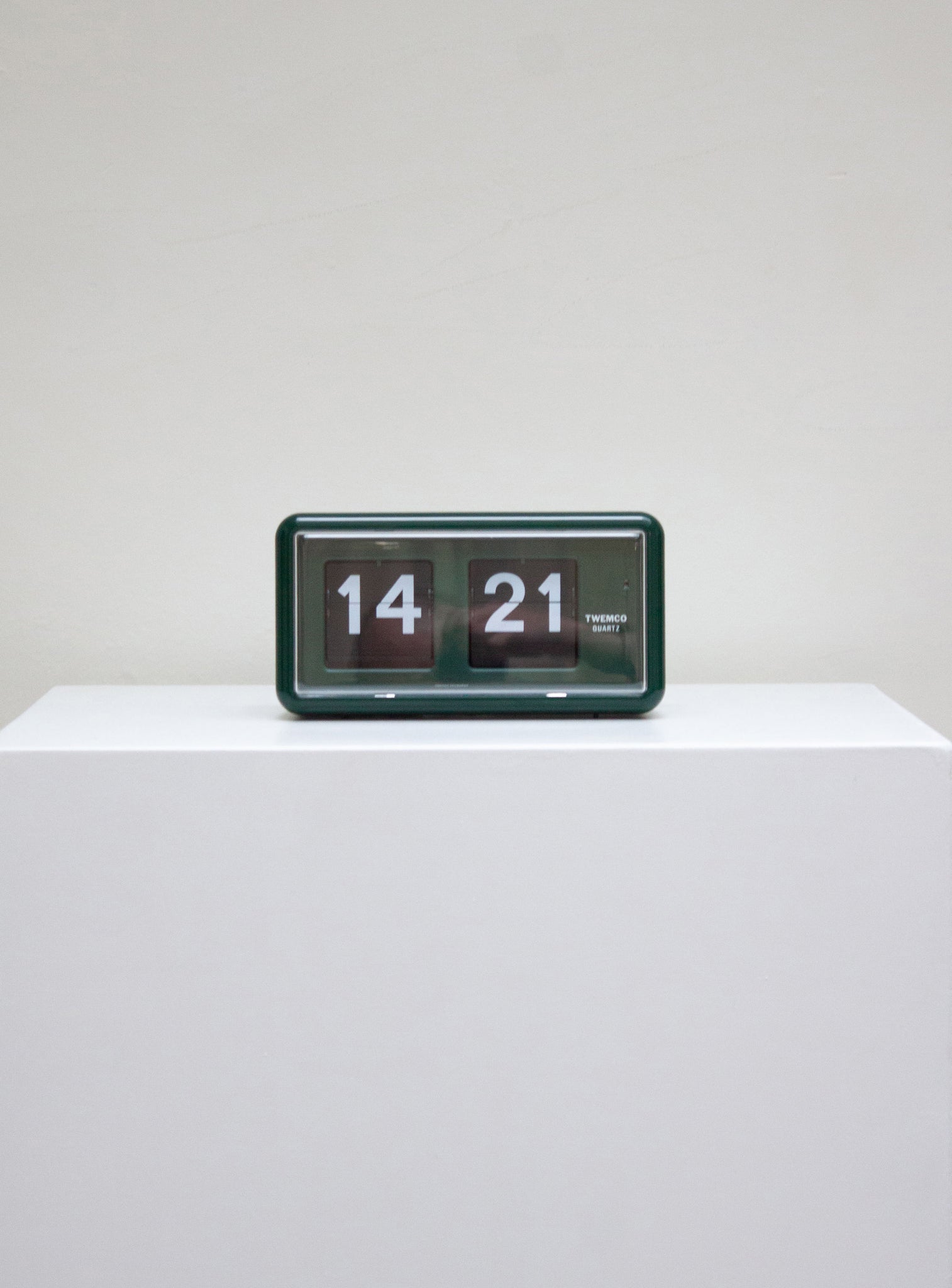Twemco QT-30 Green Flip Clock | Juki Amsterdam – JUKI AMSTERDAM