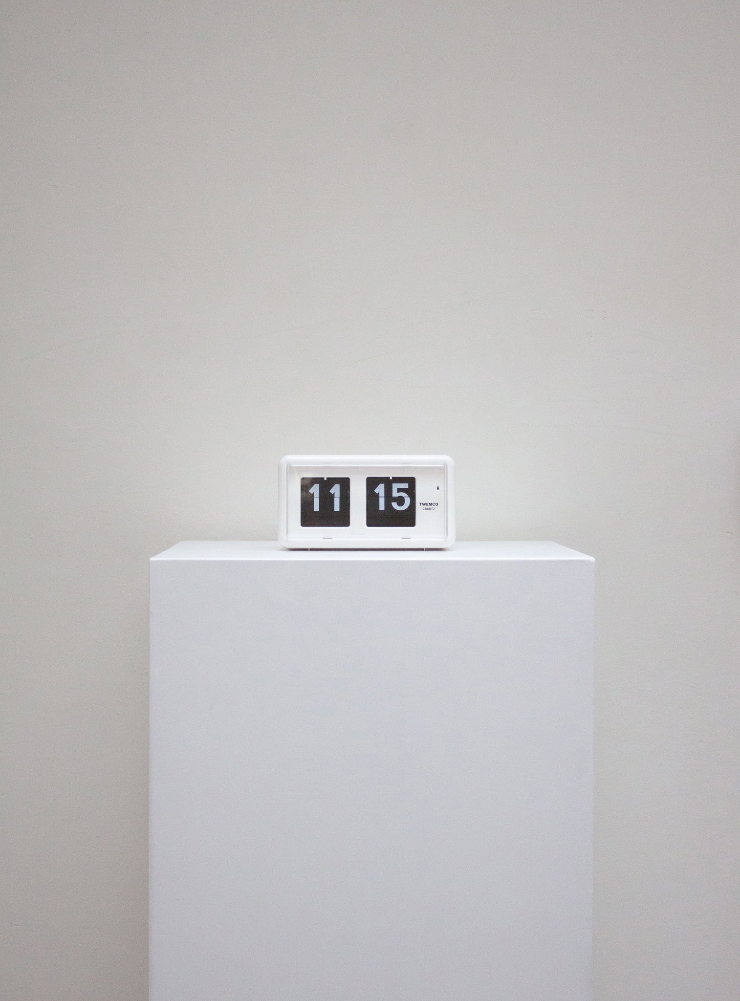 Twemco QT-30 White Flip Clock | Retro Design – Juki Amsterdam