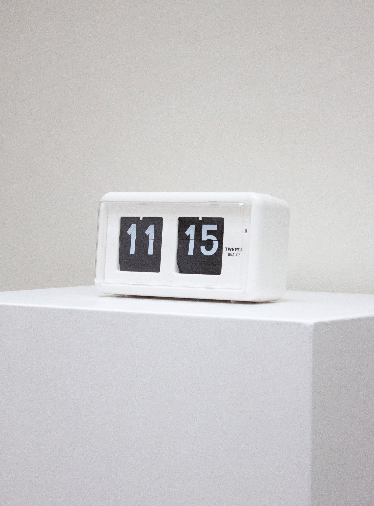 Twemco QT-30 White Flip Clock | Retro Design – Juki Amsterdam