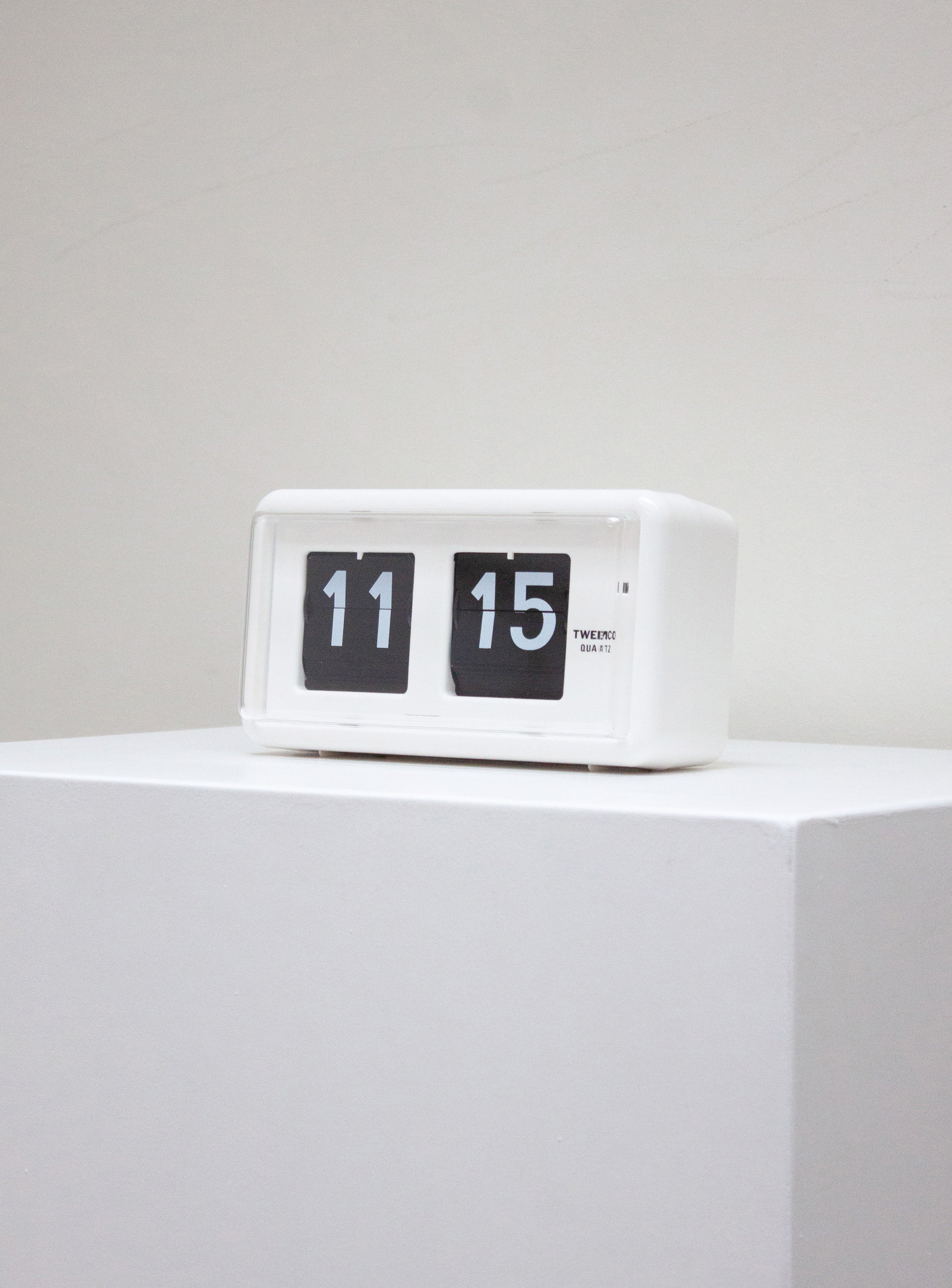 twemco-qt30-white-flip-clock-