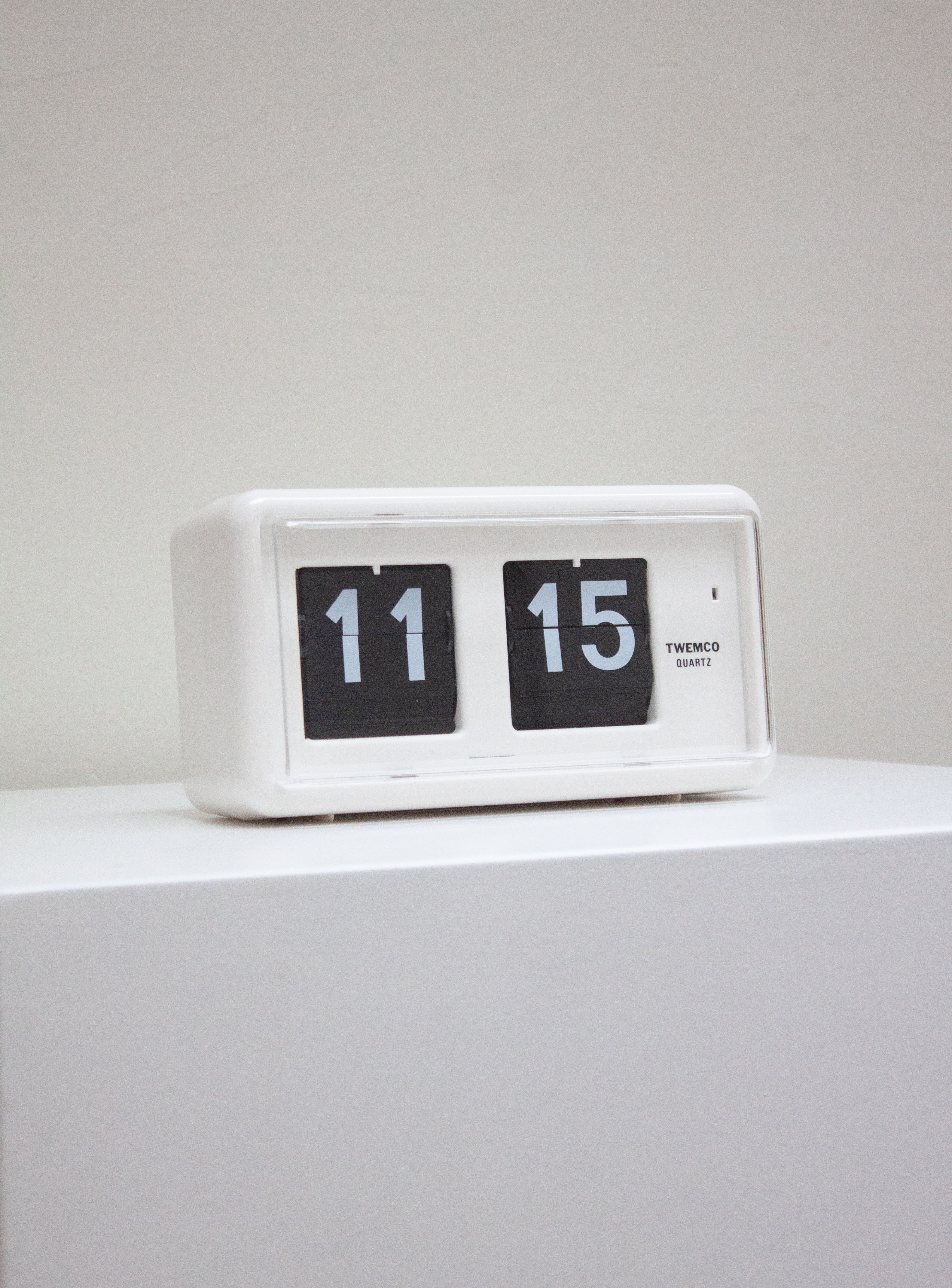 twemco-qt30-white-flip-clock-
