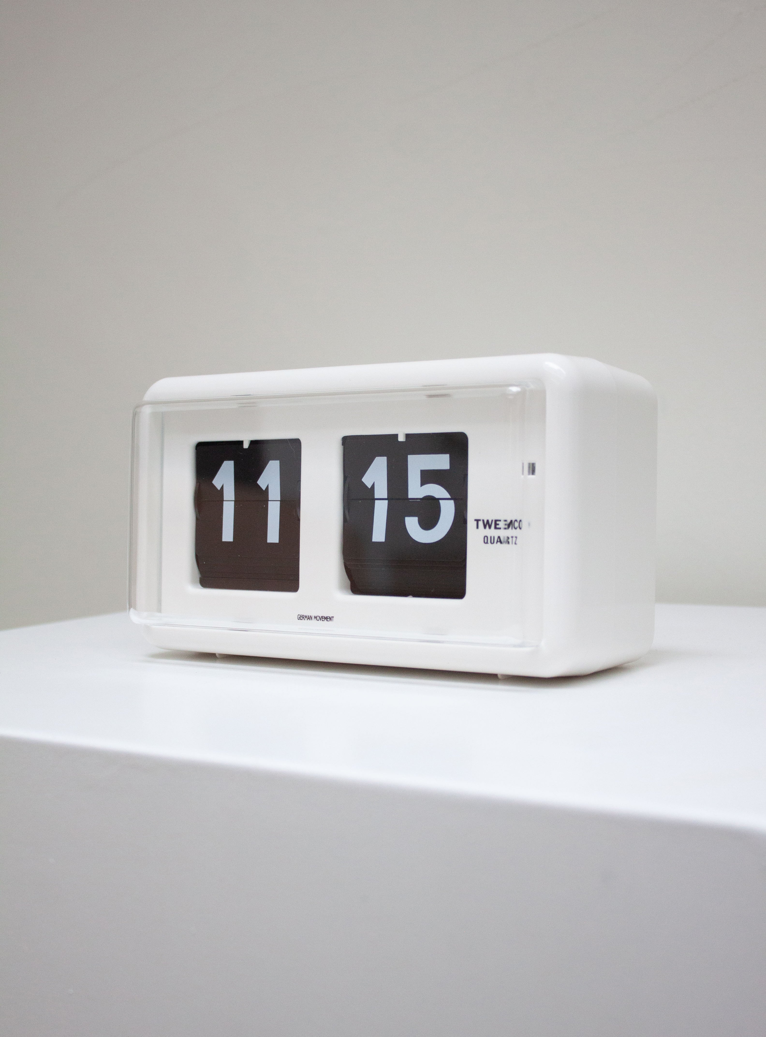 Twemco QT-30 White Flip Clock | Retro Design – Juki Amsterdam