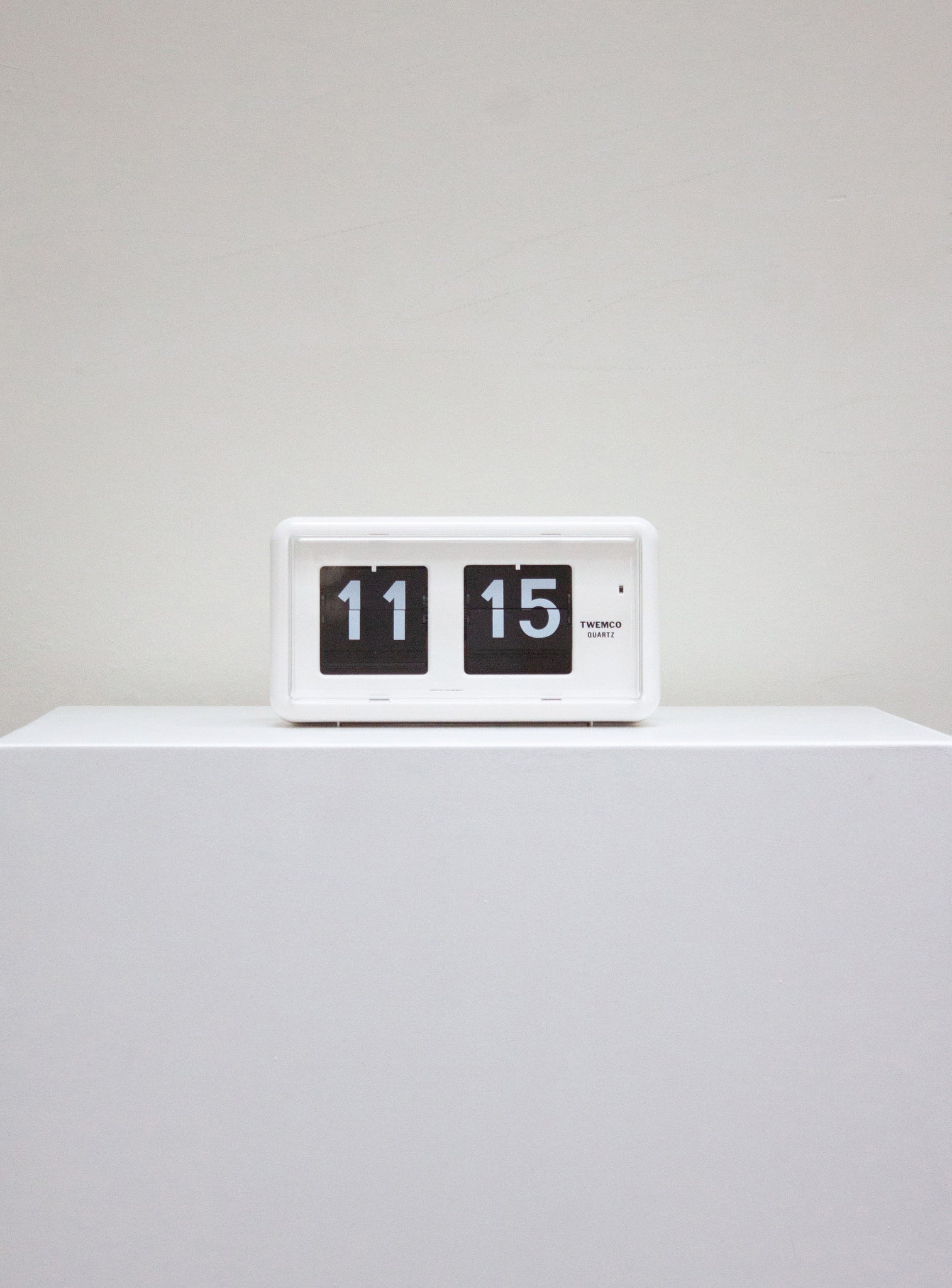 Twemco QT-30 White Flip Clock | Retro Design – Juki Amsterdam