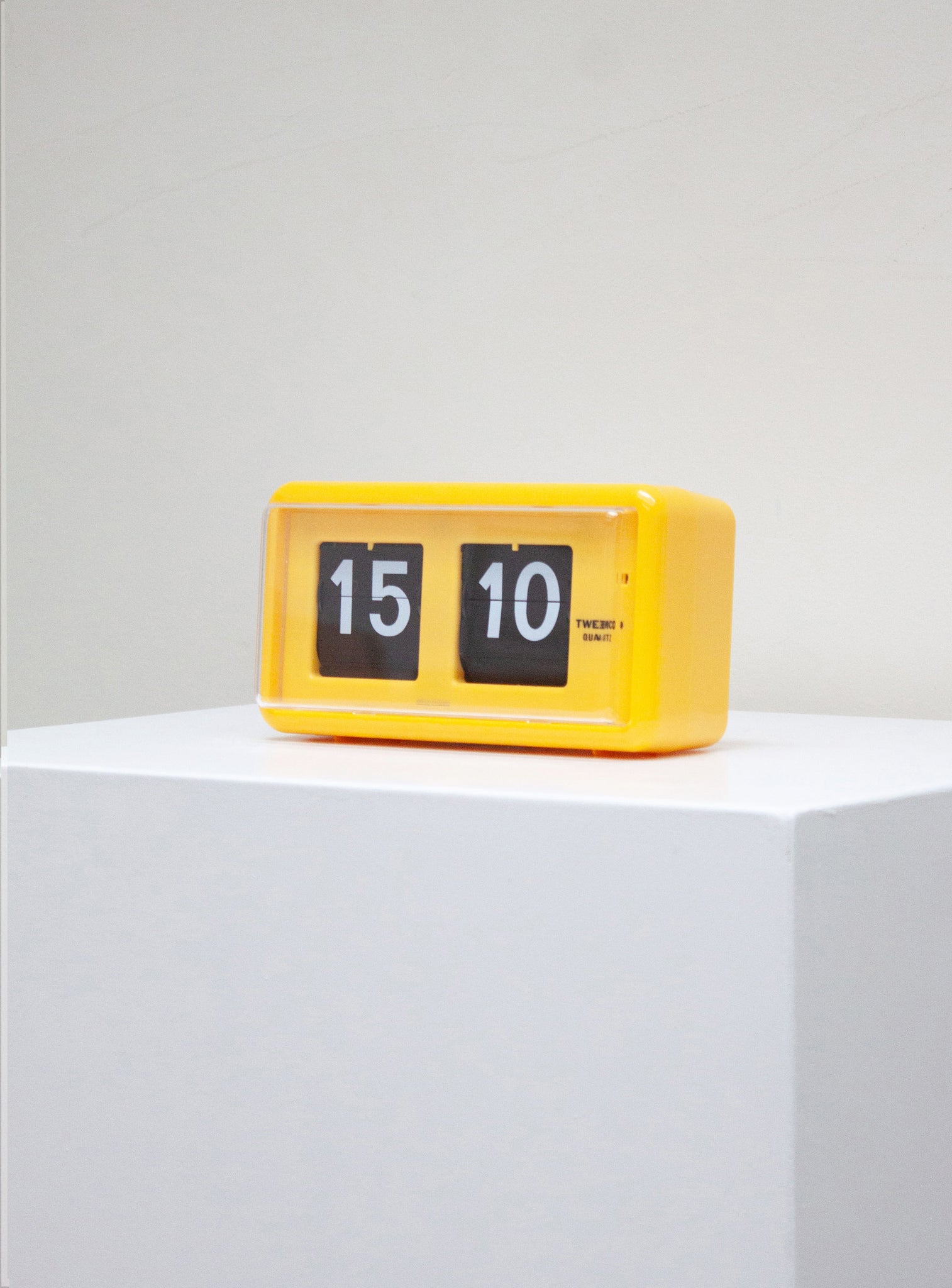 Twemco QT-30 Yellow Flip Clock | Juki Amsterdam – JUKI AMSTERDAM