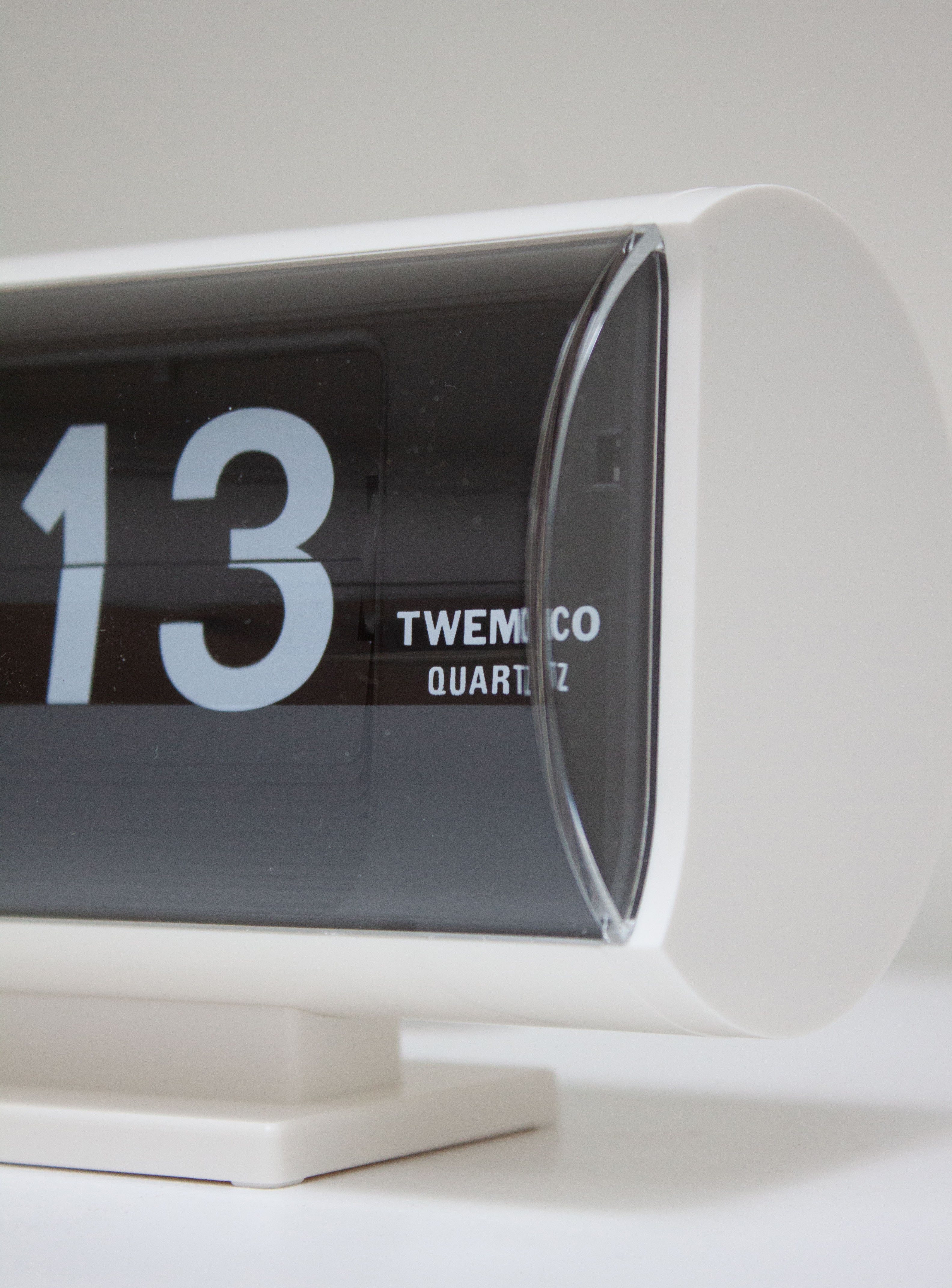 Twemco QT-30T White Flip Clock | Juki Amsterdam – JUKI AMSTERDAM