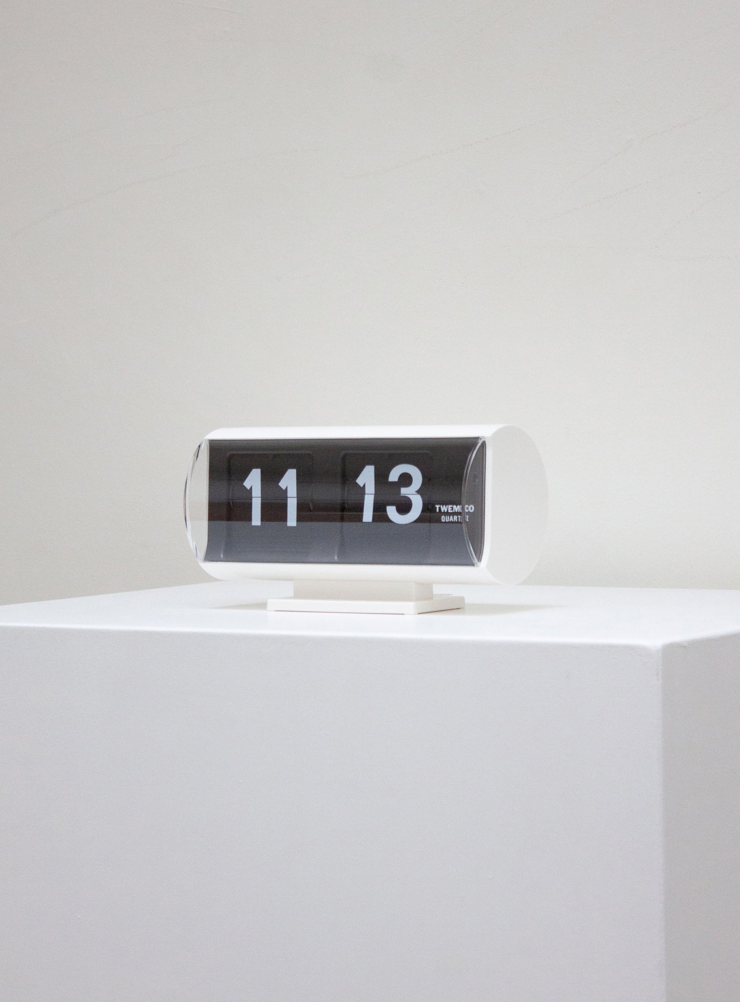 Twemco QT-30T White Flip Clock | Juki Amsterdam – JUKI AMSTERDAM