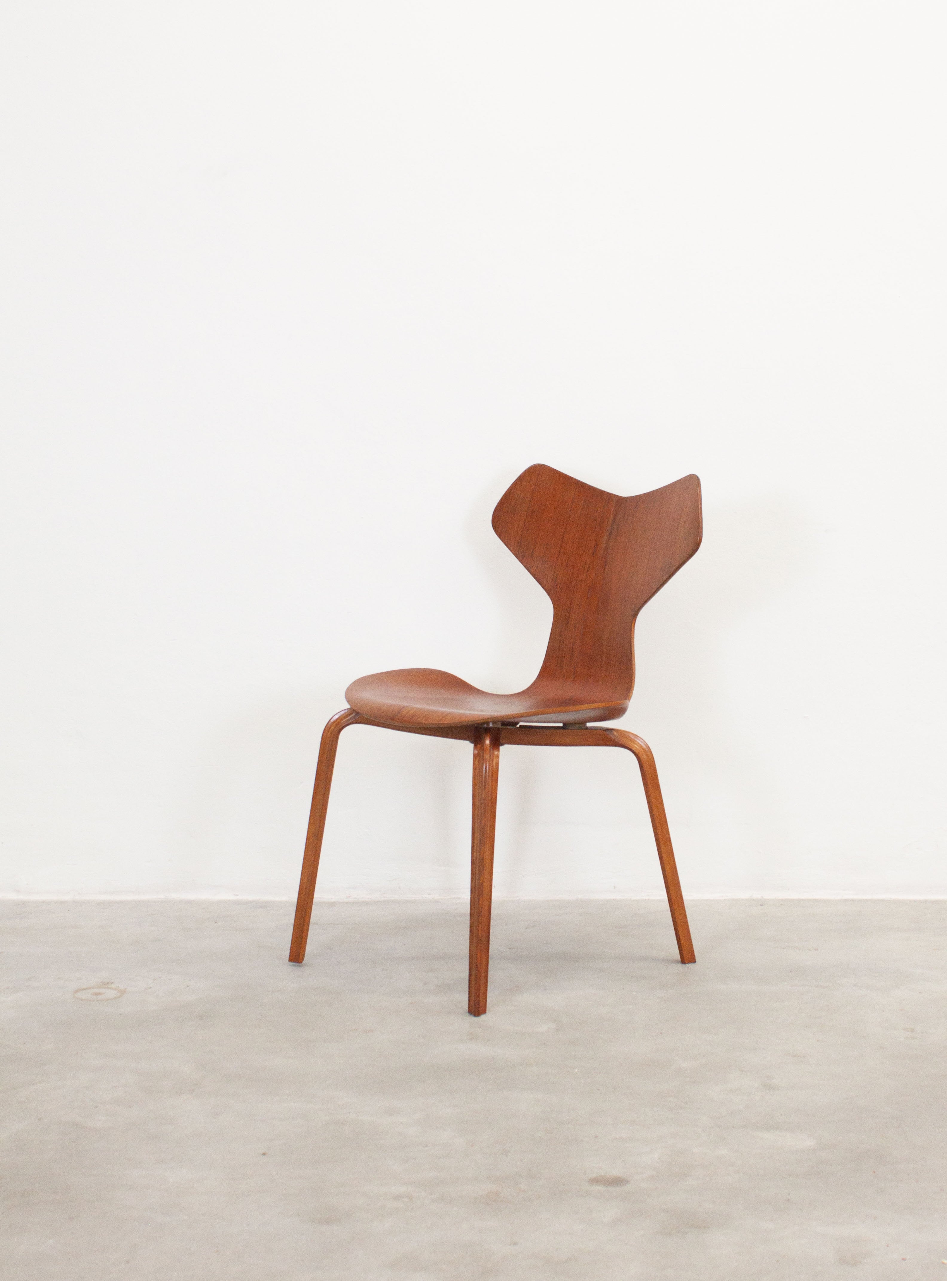 Fritz Hansen Grand Prix Dining Chair by Arne Jacobsen – JUKI